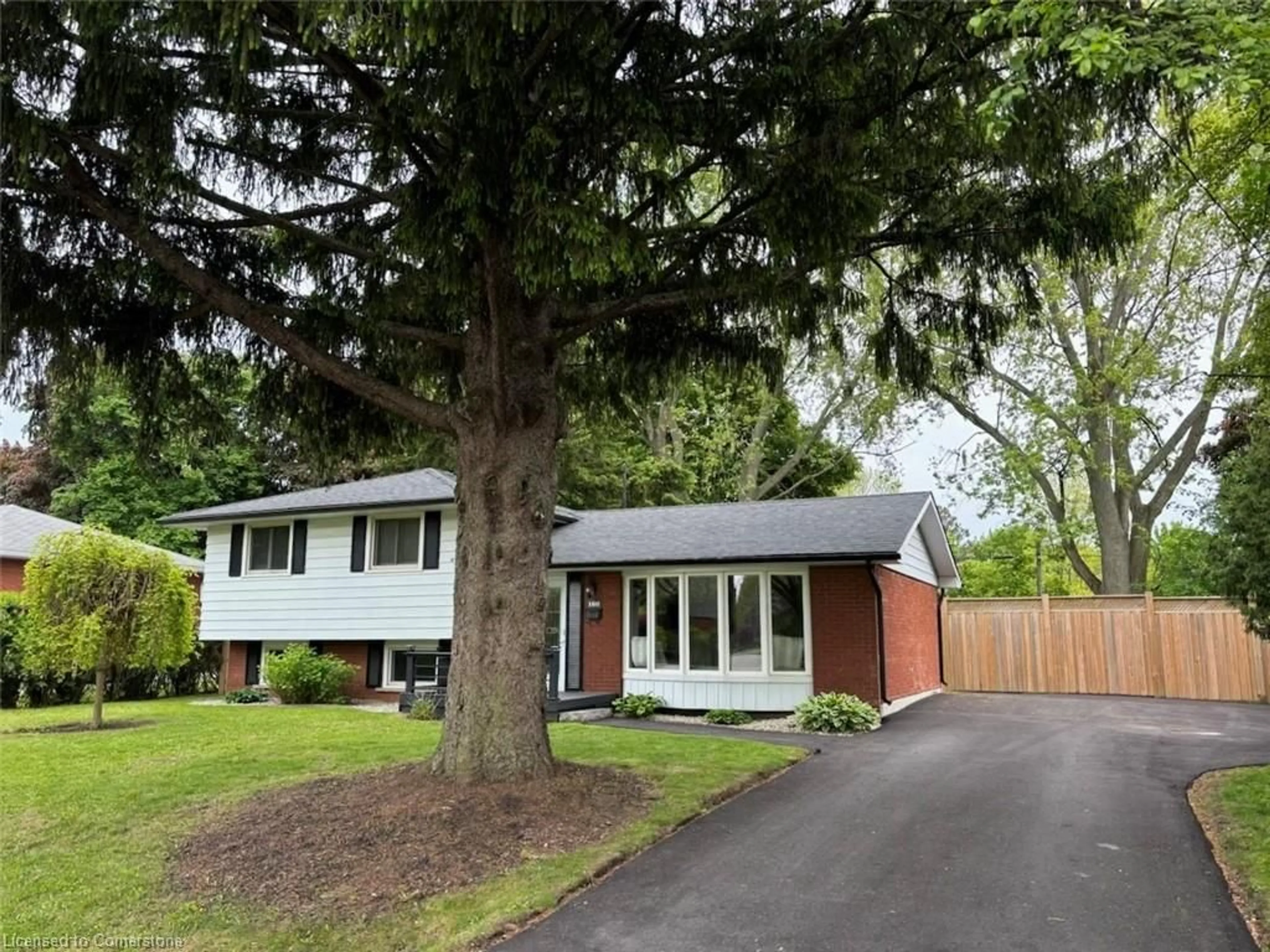 Home with vinyl exterior material, street for 160 Council Cres, Ancaster Ontario L9G 1V1