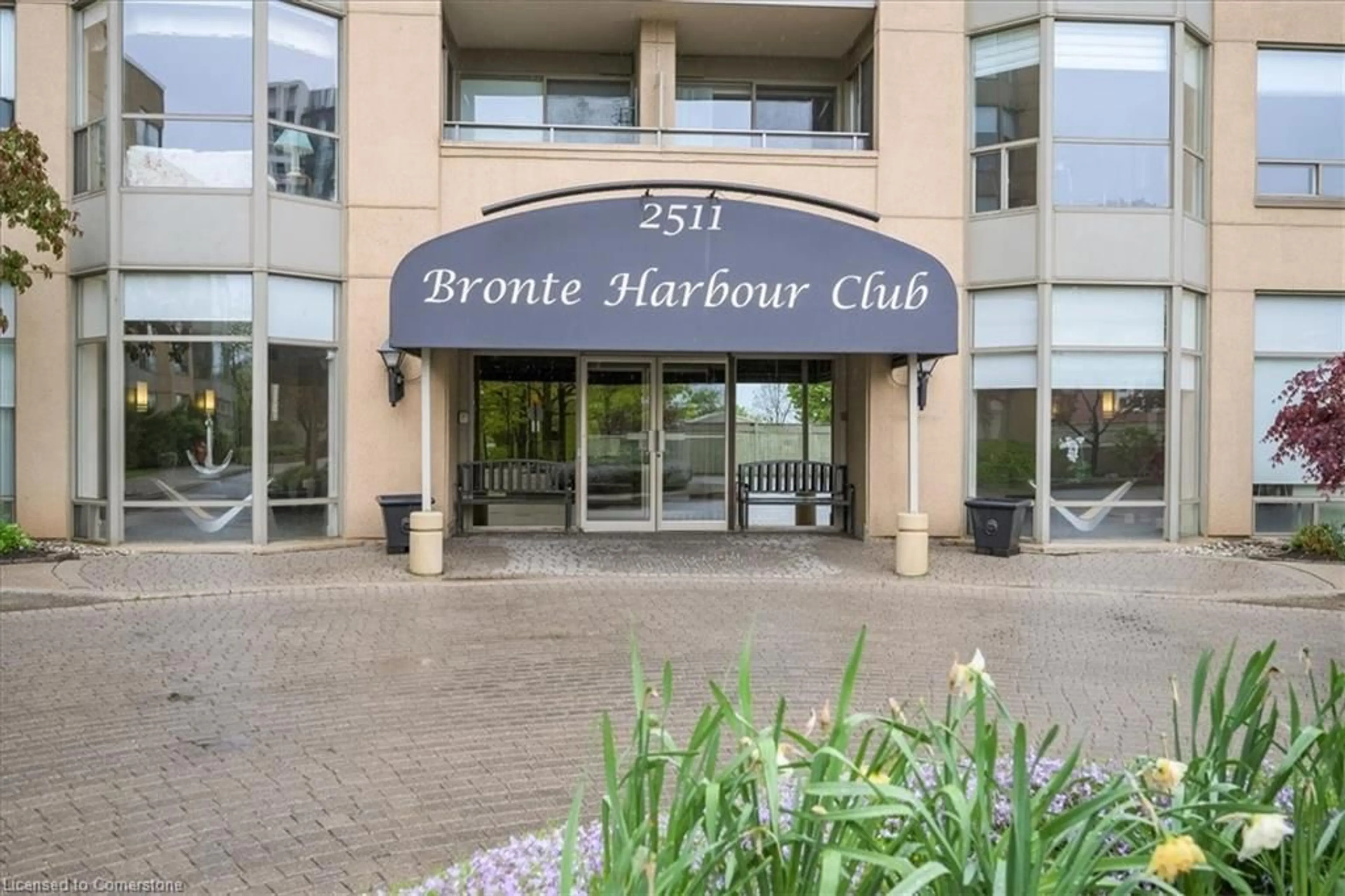 Indoor foyer for 2511 Lakeshore Rd #606, Oakville Ontario L6L 6L9