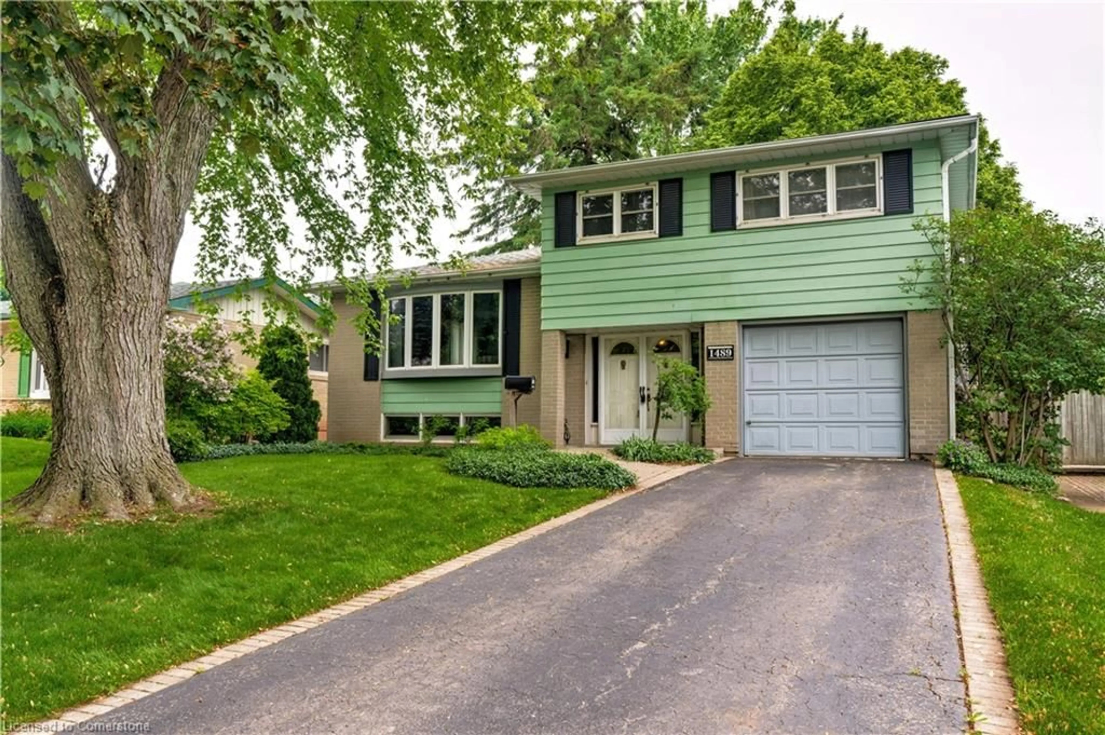 Home with vinyl exterior material, street for 1489 Rusholme Cres, Burlington Ontario L7M 1M4