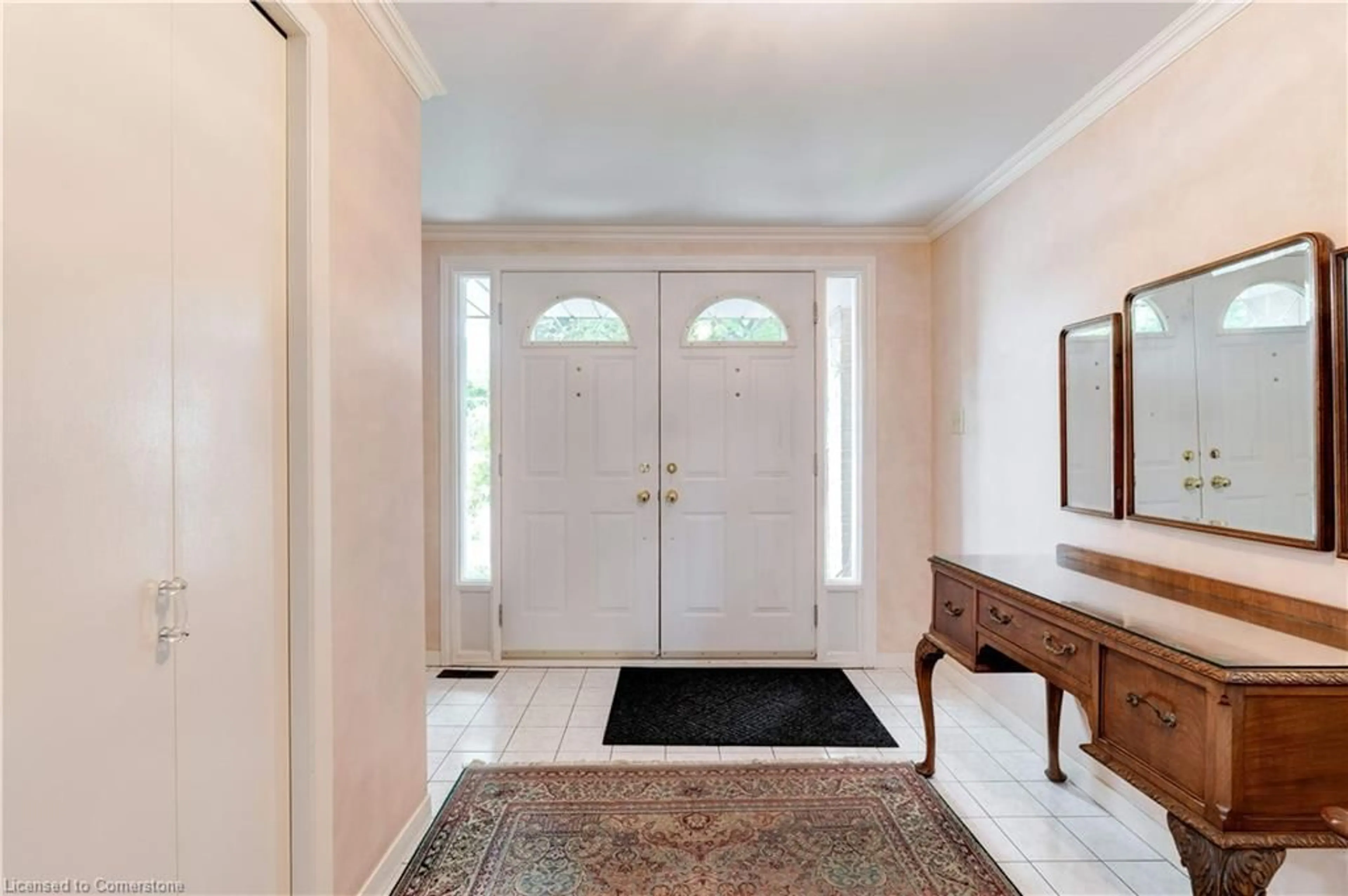 Indoor entryway for 1489 Rusholme Cres, Burlington Ontario L7M 1M4