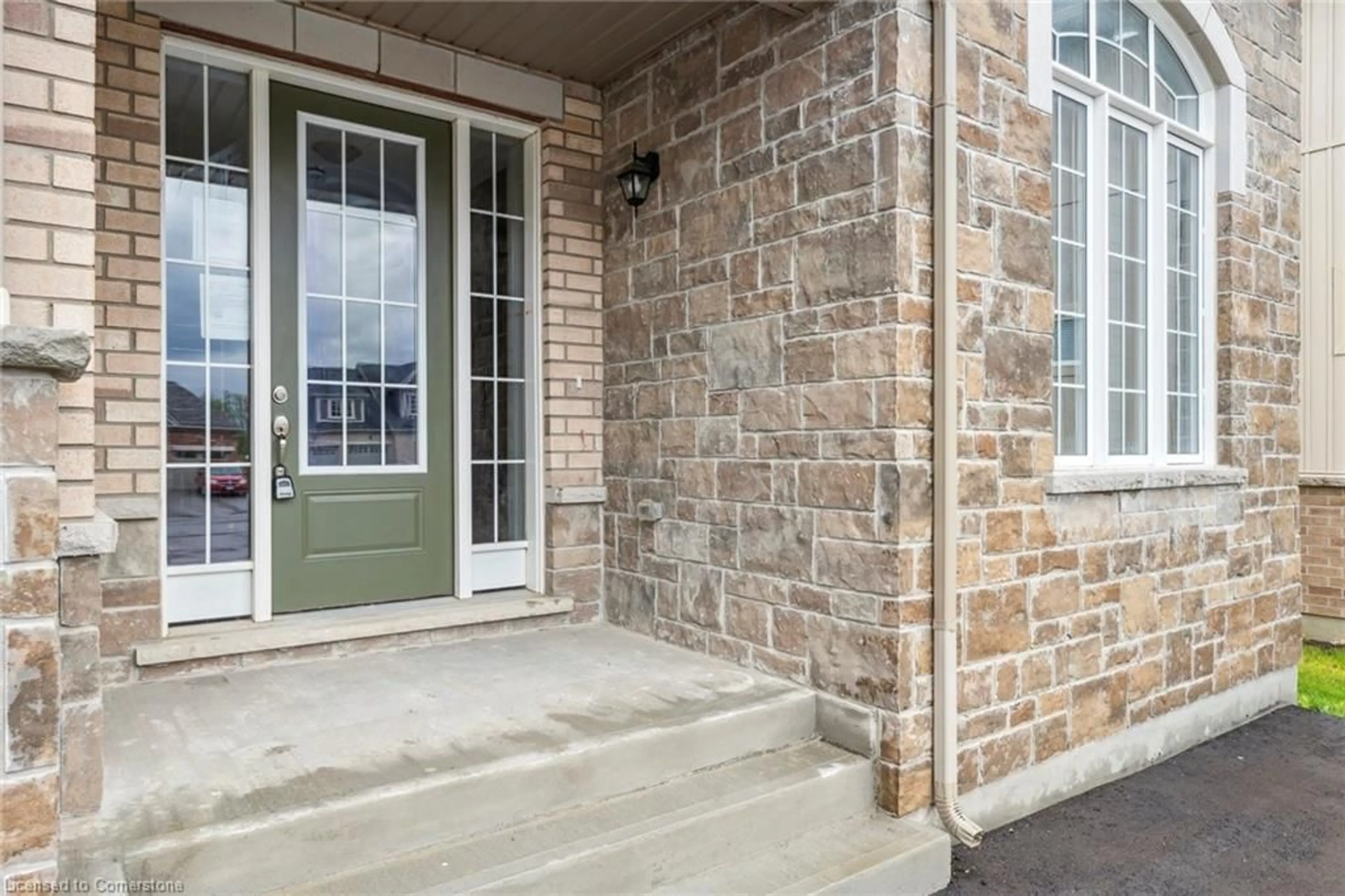 Indoor entryway for 15 Golden Meadows Dr #33, Peterborough Ontario K9J 0H6