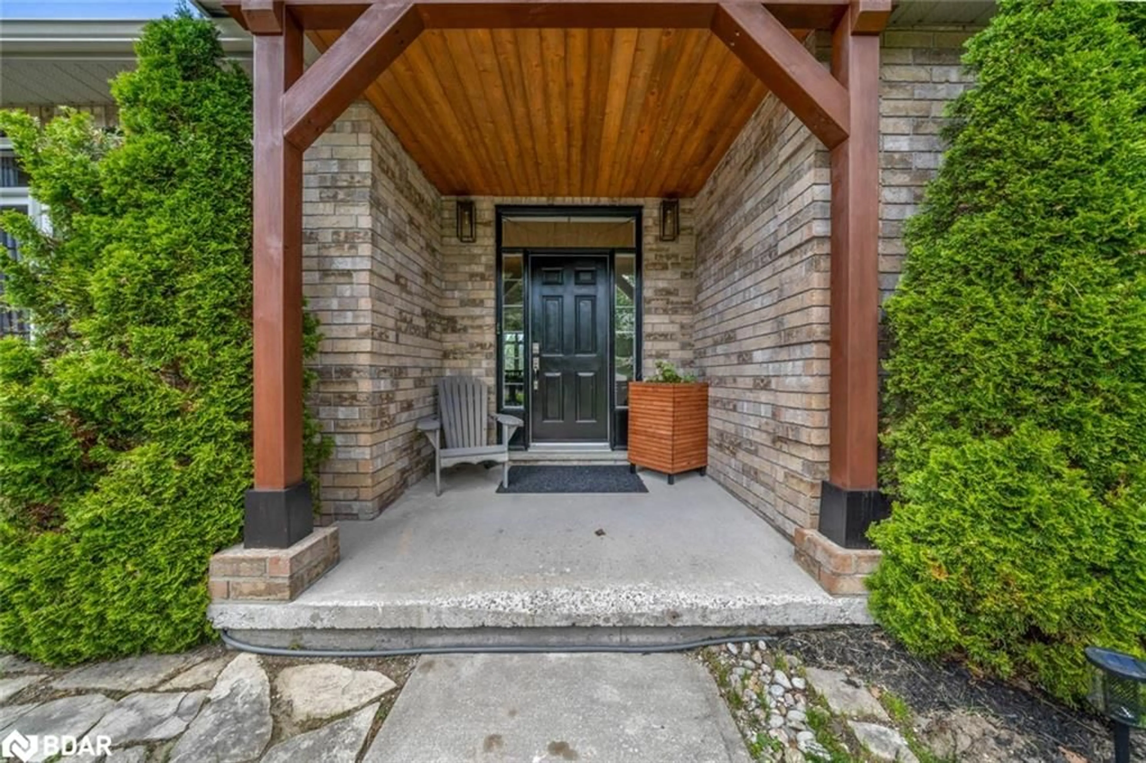 Indoor entryway for 102 Highland Drive, Oro-Medonte Ontario L0L 2L0