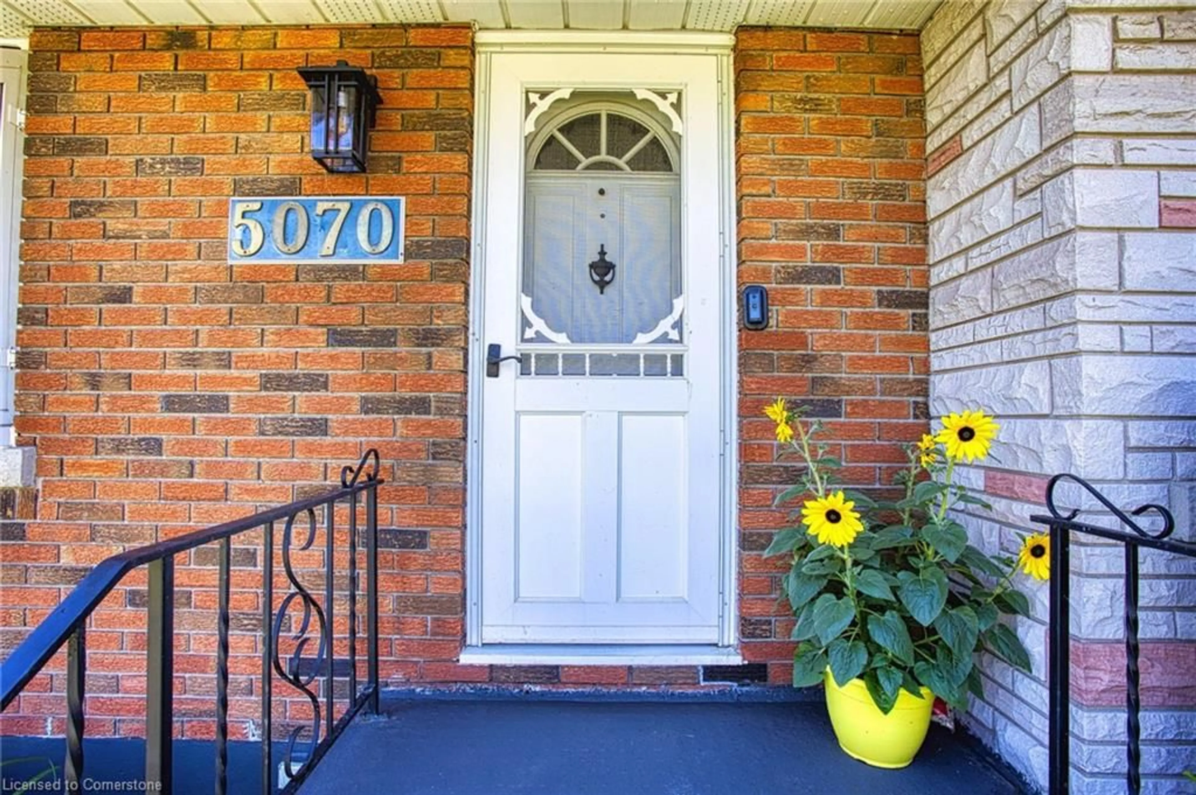 Indoor entryway for 5070 Elizabeth St, Beamsville Ontario L0R 1B7