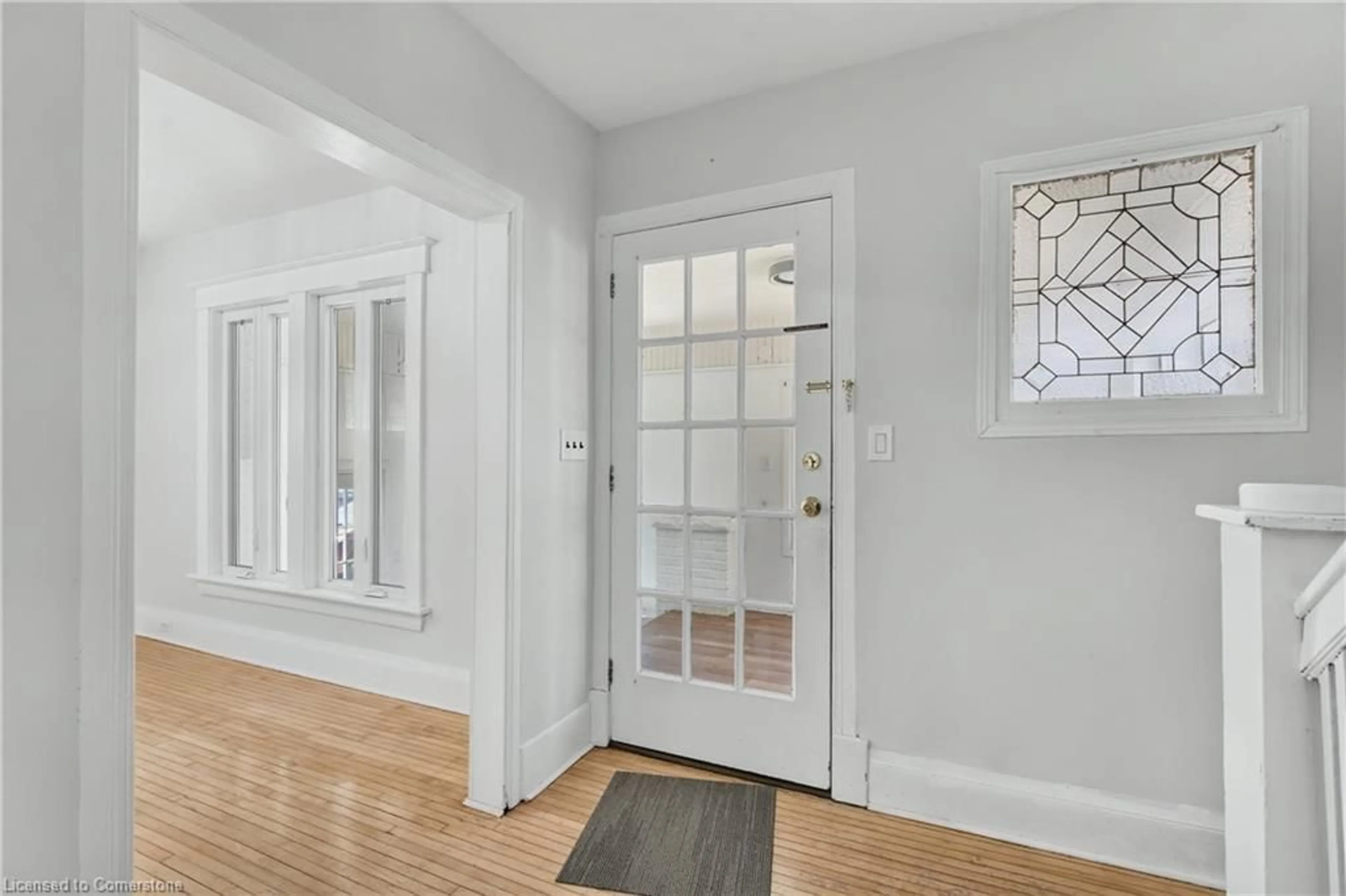Indoor entryway for 4989 Willmott St, Niagara Falls Ontario L2E 1Z9