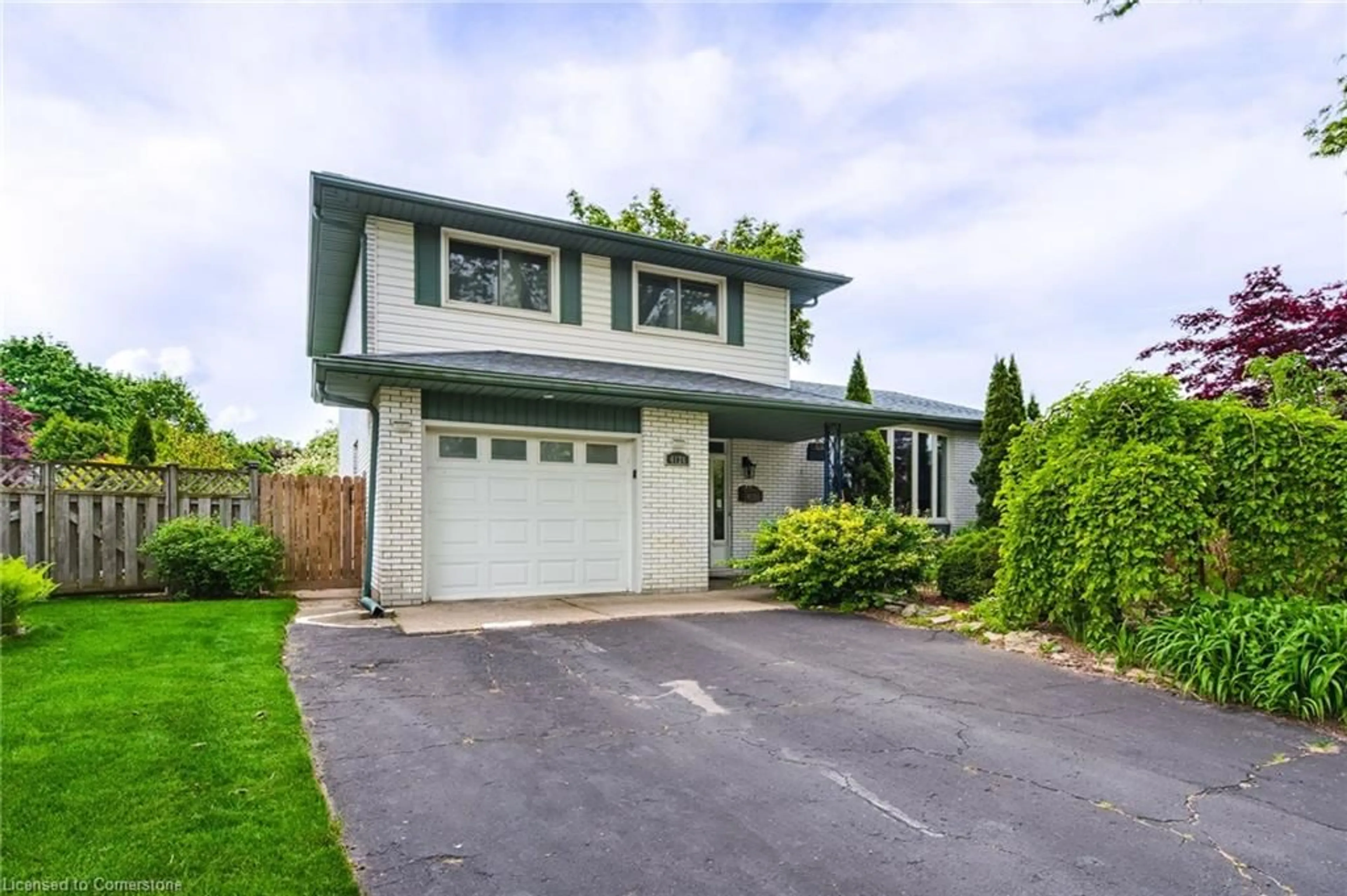 Home with vinyl exterior material, street for 4126 London Crt, Niagara Falls Ontario L2E 6K2