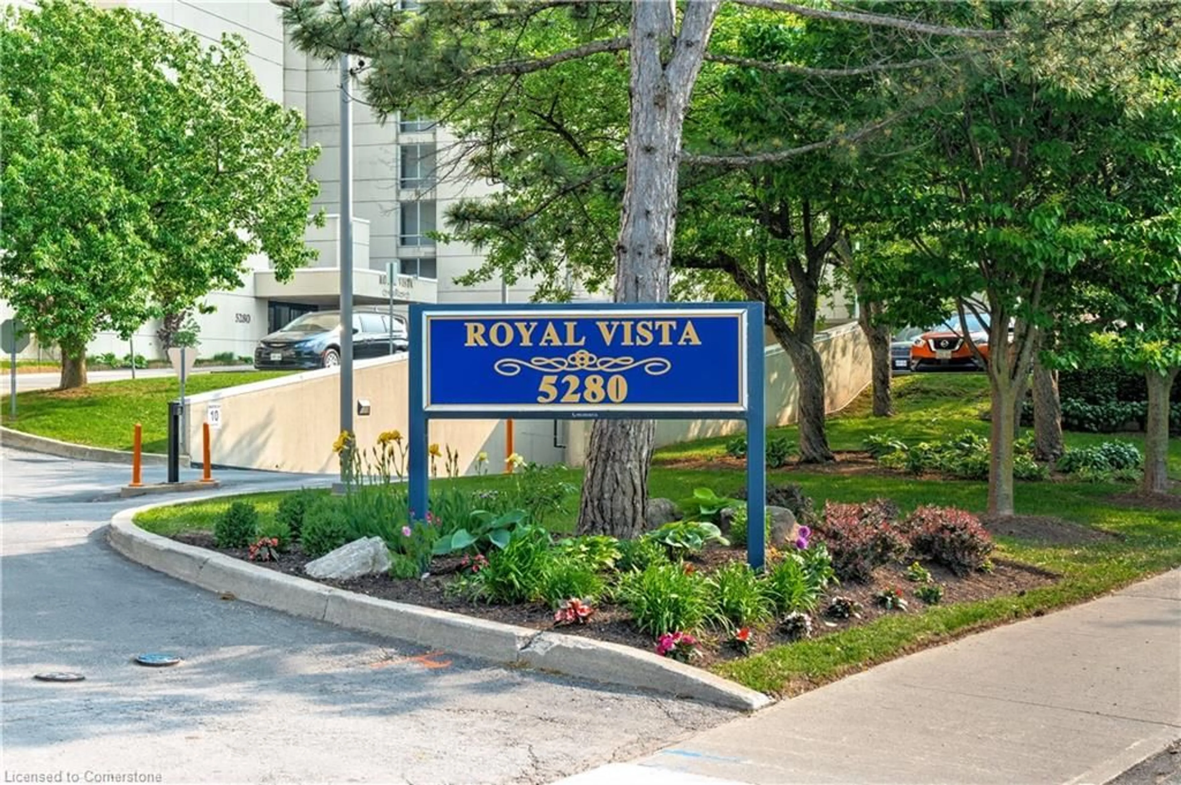 Indoor foyer for 5280 Lakeshore Rd #205, Burlington Ontario L7L 5R1