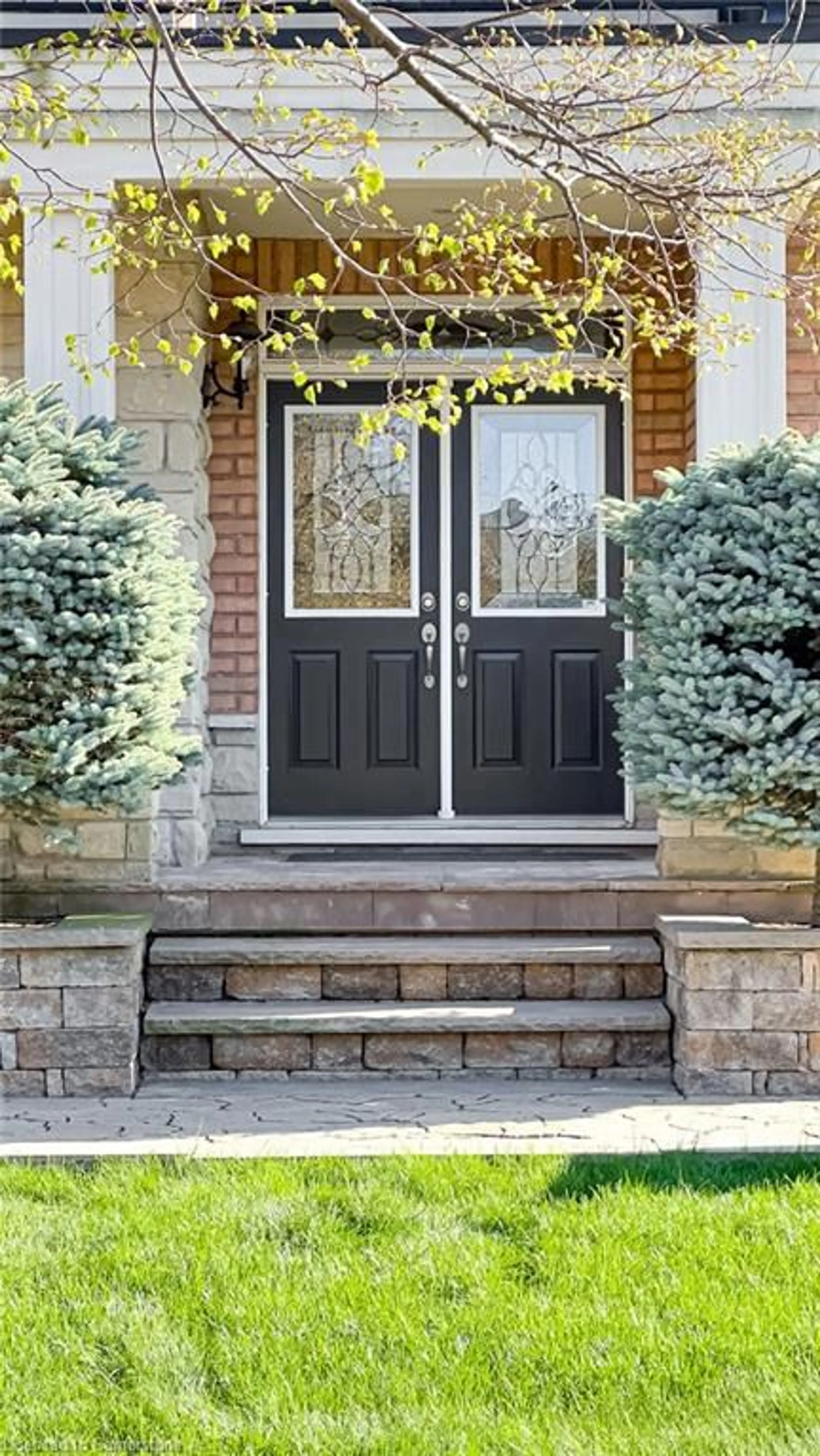 Indoor entryway for 40 Delrosa Way, Stoney Creek Ontario L8E 6E5