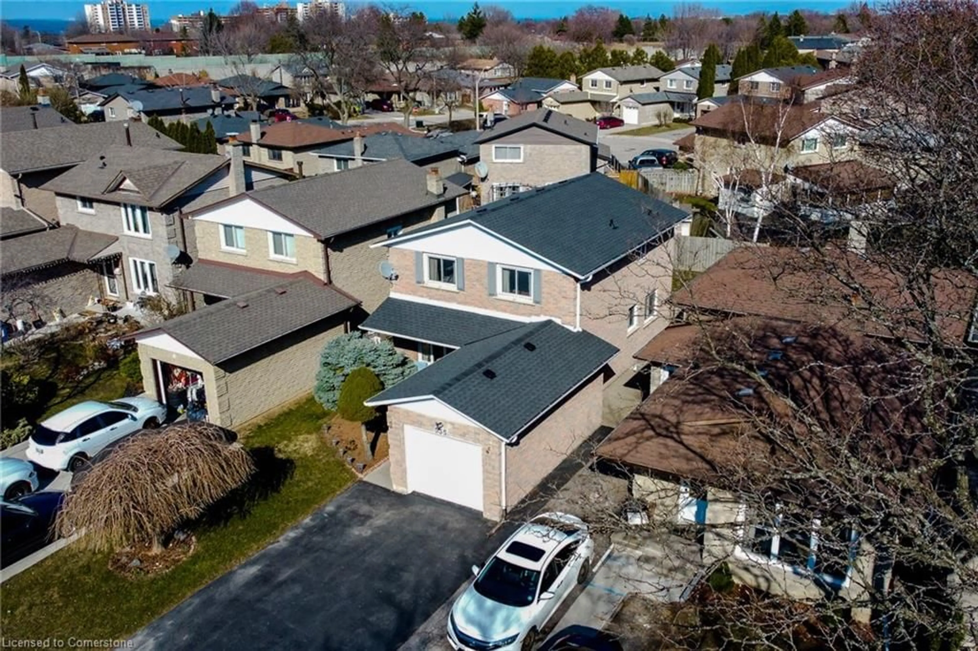 A pic from outside/outdoor area/front of a property/back of a property/a pic from drone, street for 535 Upper Horning Rd, Hamilton Ontario L9C 7P7