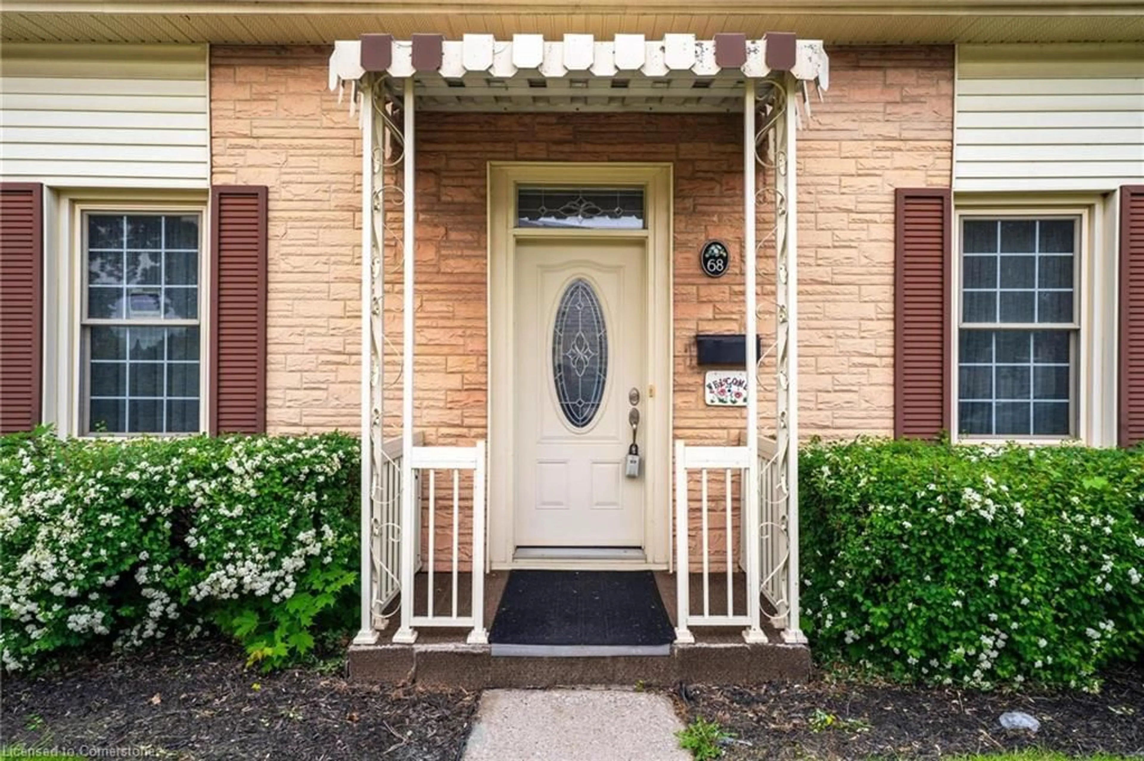 Indoor entryway for 68 Wellington St, Cambridge Ontario N1R 3Y7
