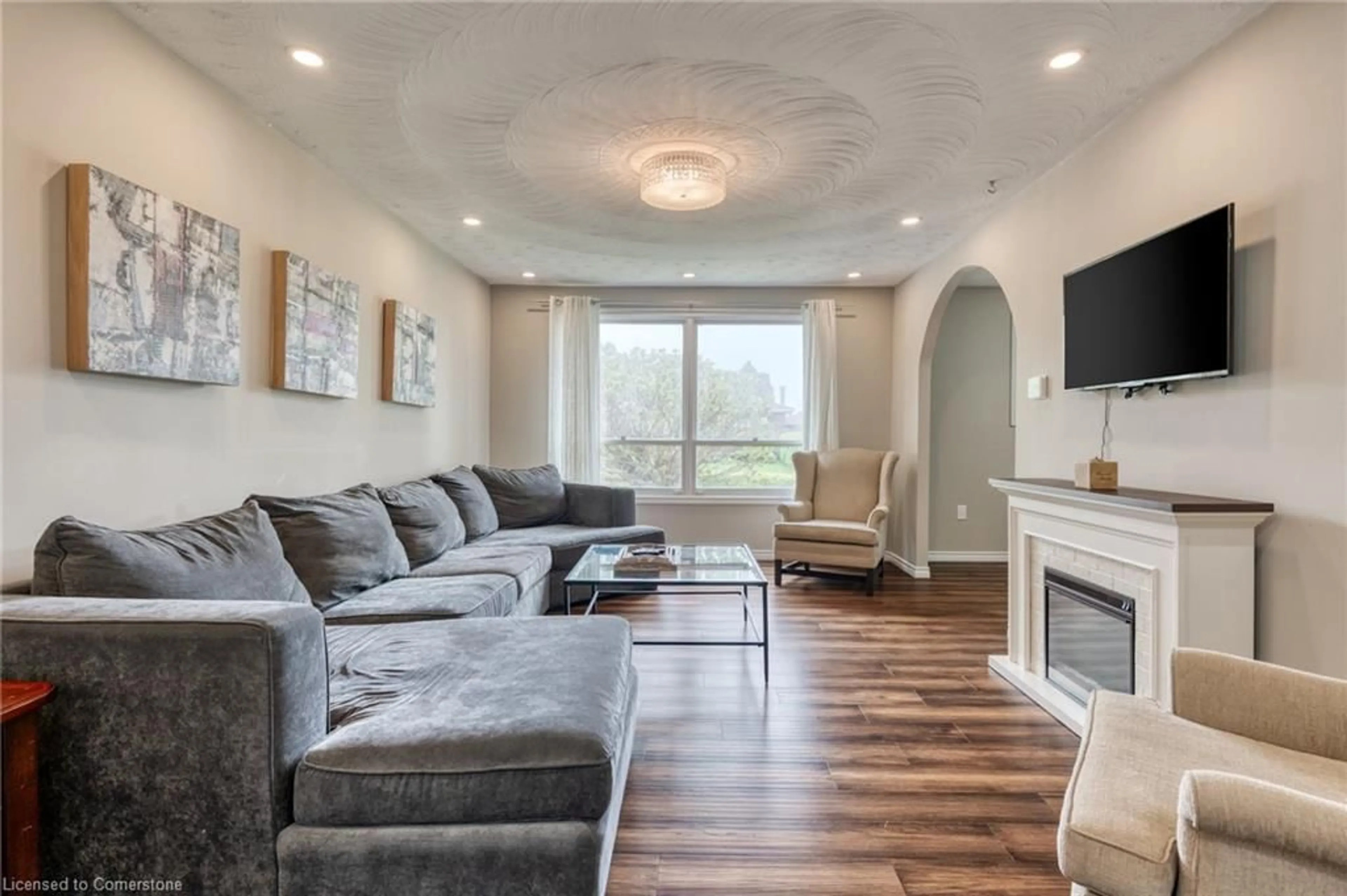 Living room with furniture, unknown for 64 Dartford Pl, Hamilton Ontario L8V 4M4