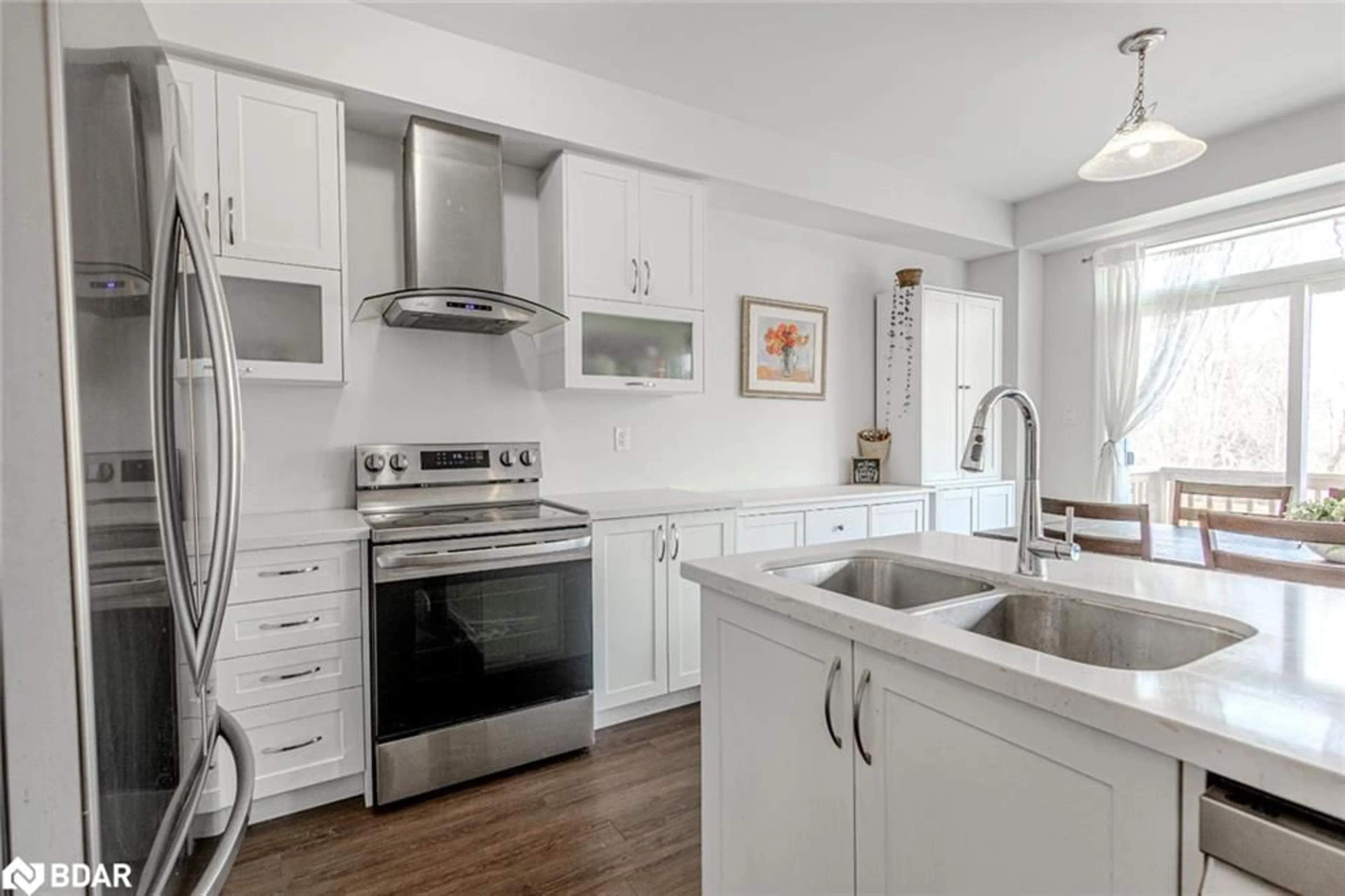 Open concept kitchen, ceramic/tile floor for 96 Wood Cres, Angus Ontario L3W 0M5