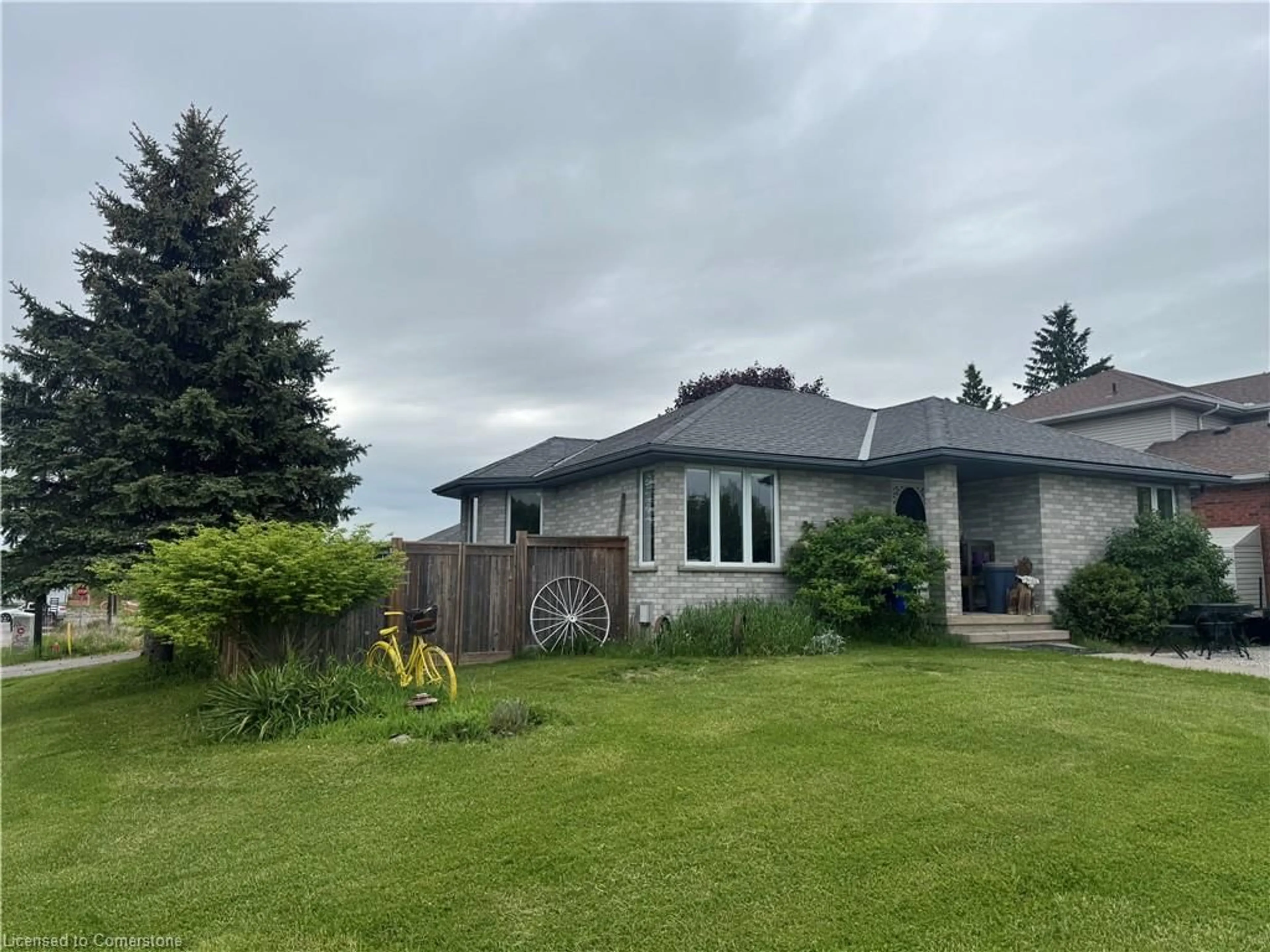 A pic from outside/outdoor area/front of a property/back of a property/a pic from drone, unknown for 40 Country Club Rd, Cayuga Ontario N0A 1E0