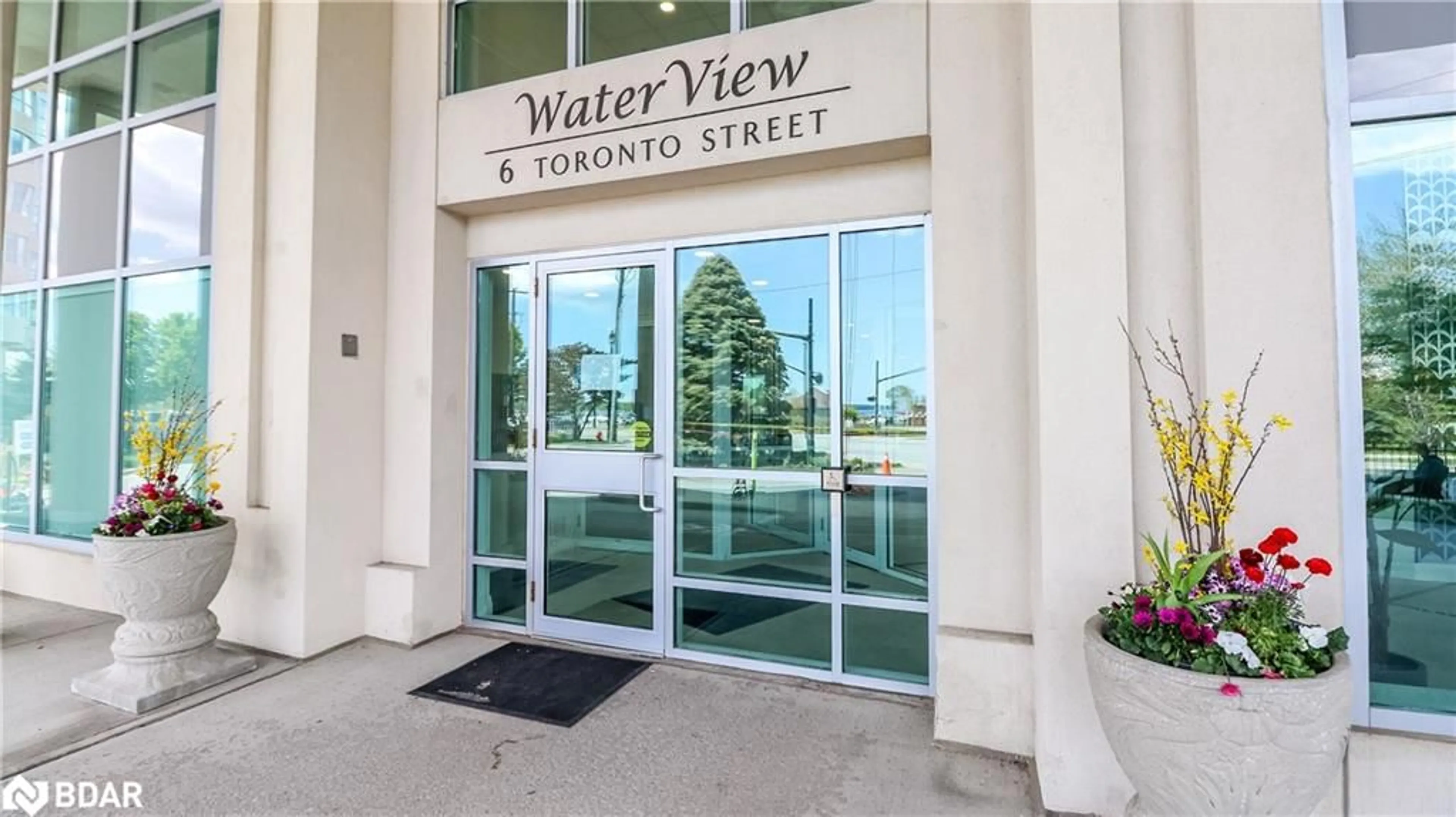 Indoor foyer for 6 Toronto St, Barrie Ontario L4N 9R2