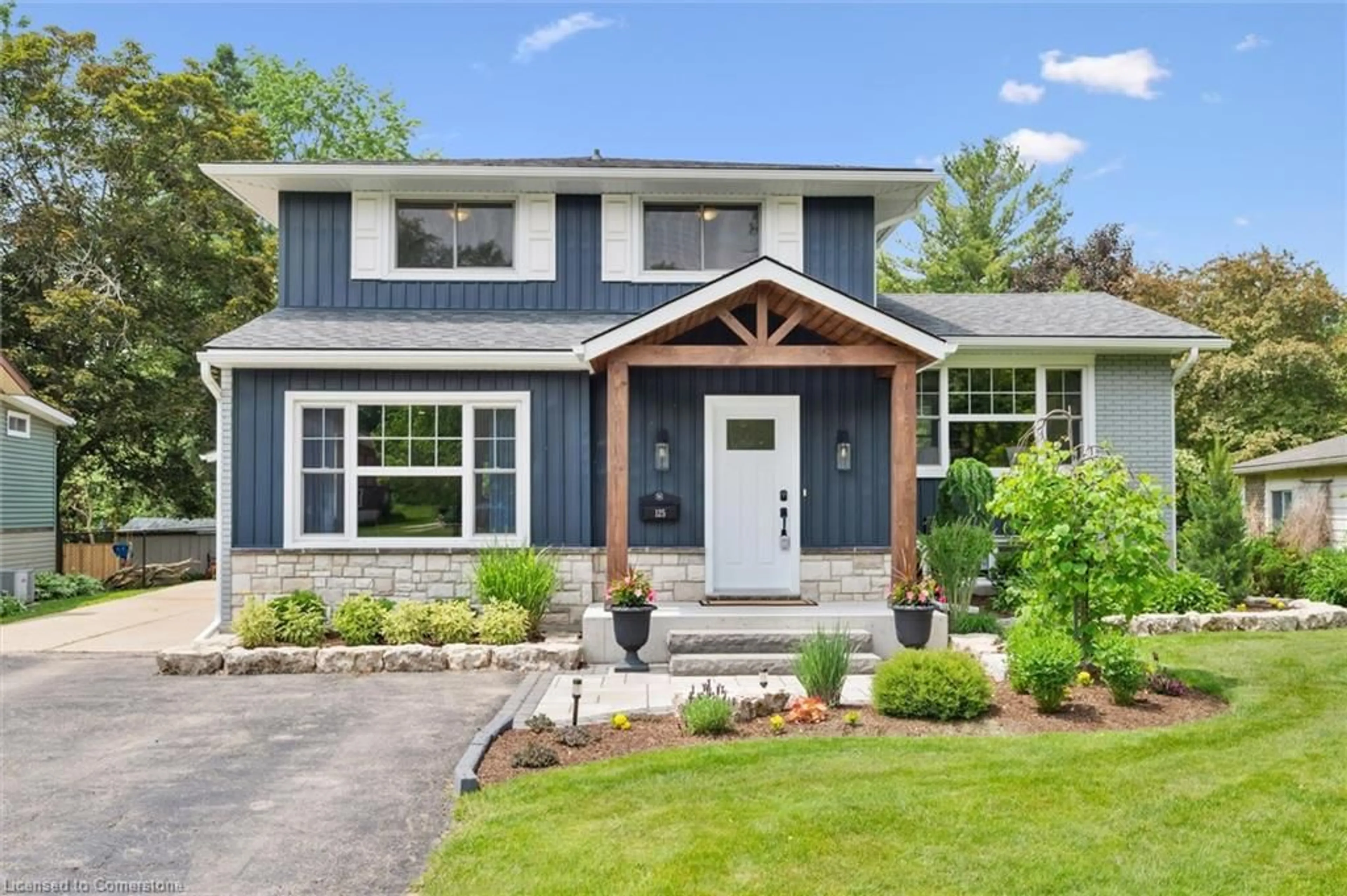 Home with vinyl exterior material, street for 125 Macgregor Cres, Waterloo Ontario N2J 3X2
