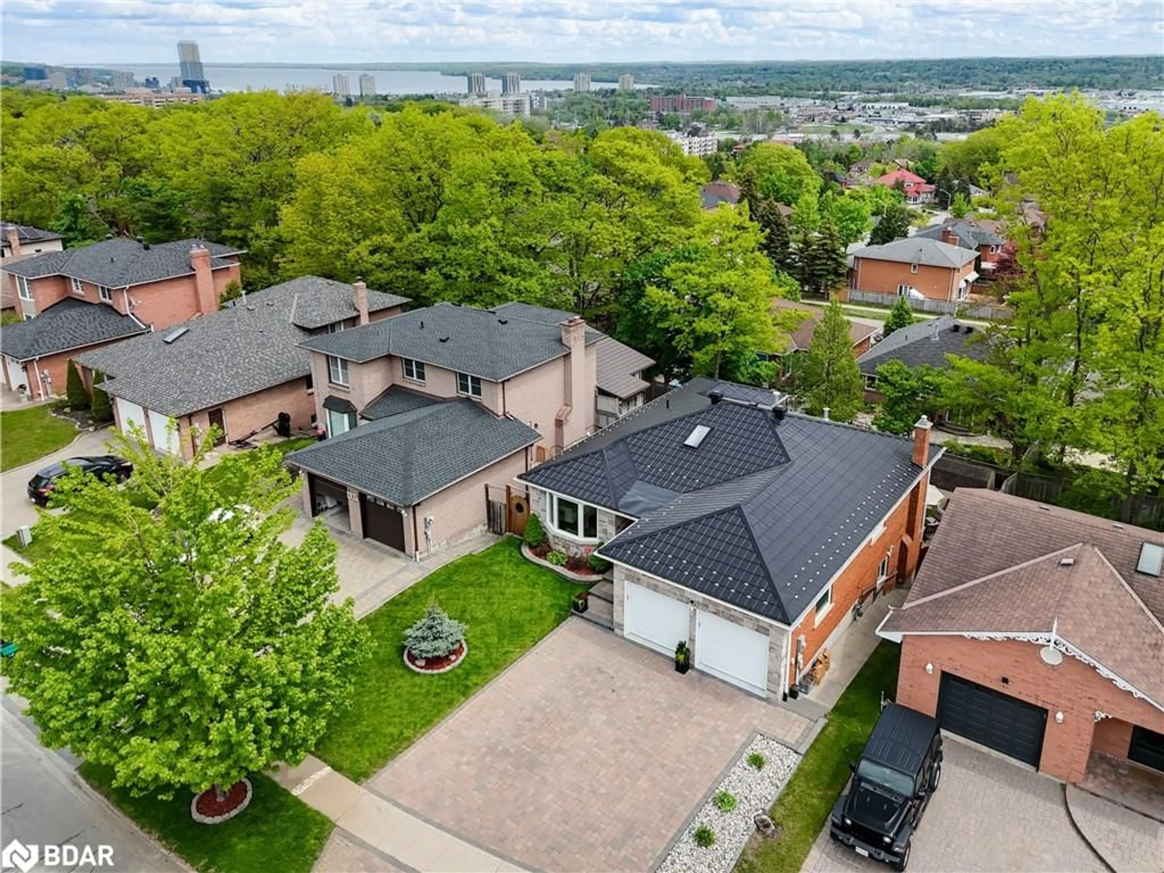 A pic from outside/outdoor area/front of a property/back of a property/a pic from drone, city buildings view from balcony for 135 Fox Run, Barrie Ontario L4N 6C9