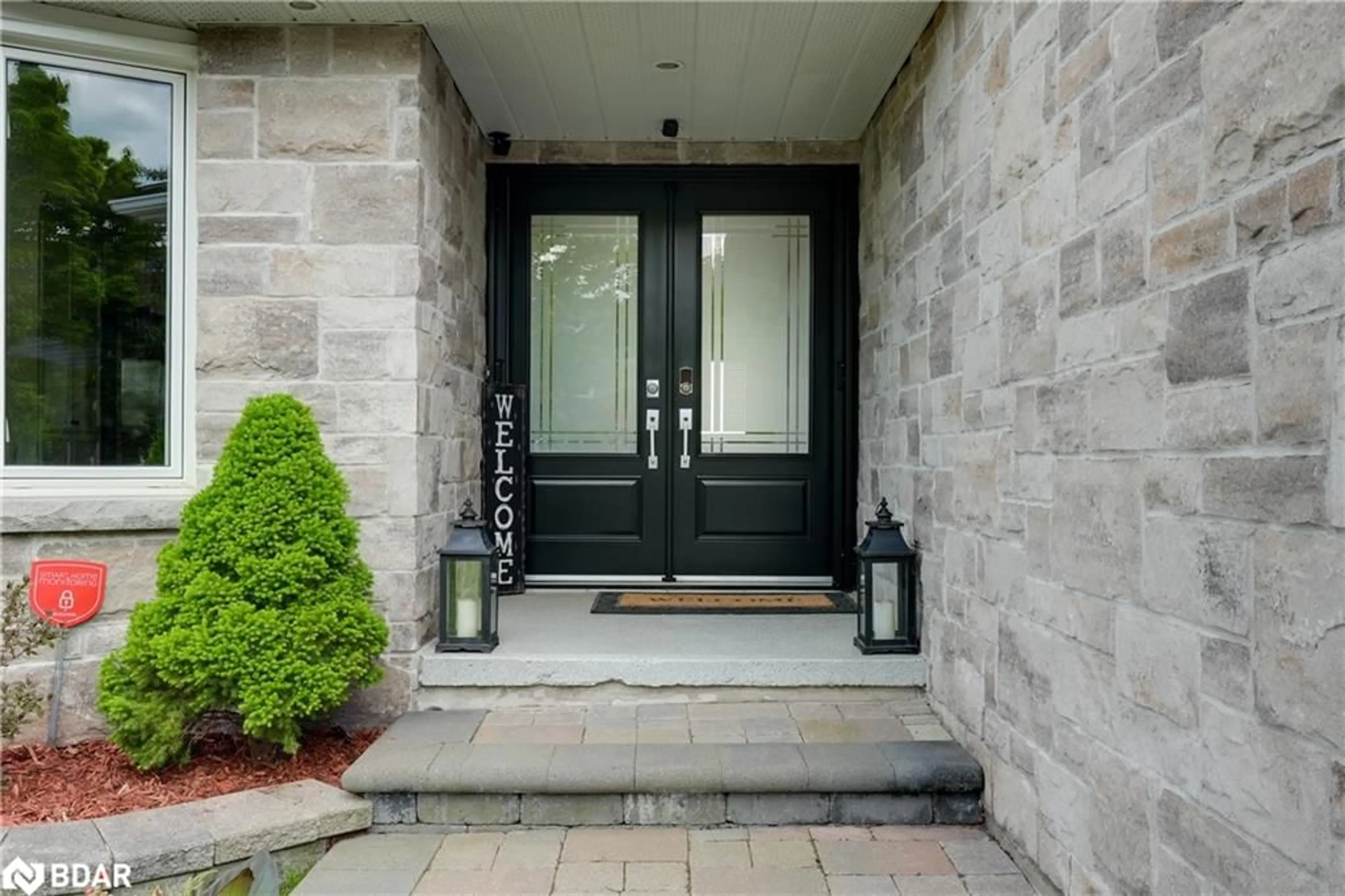 Indoor entryway for 135 Fox Run, Barrie Ontario L4N 6C9