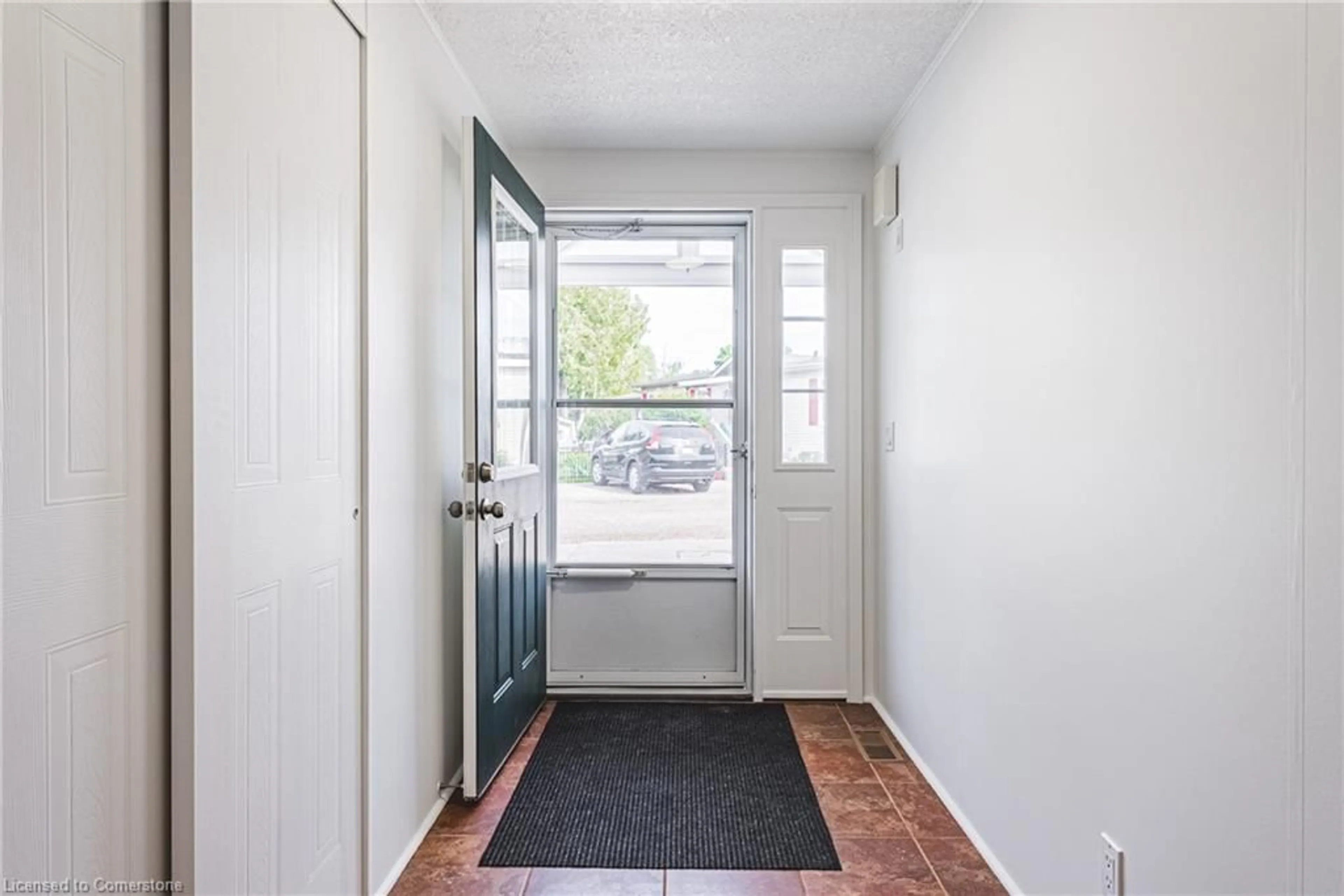 Indoor entryway for 2 Hemlock Crescent Pvt, Puslinch Ontario N0B 2K0