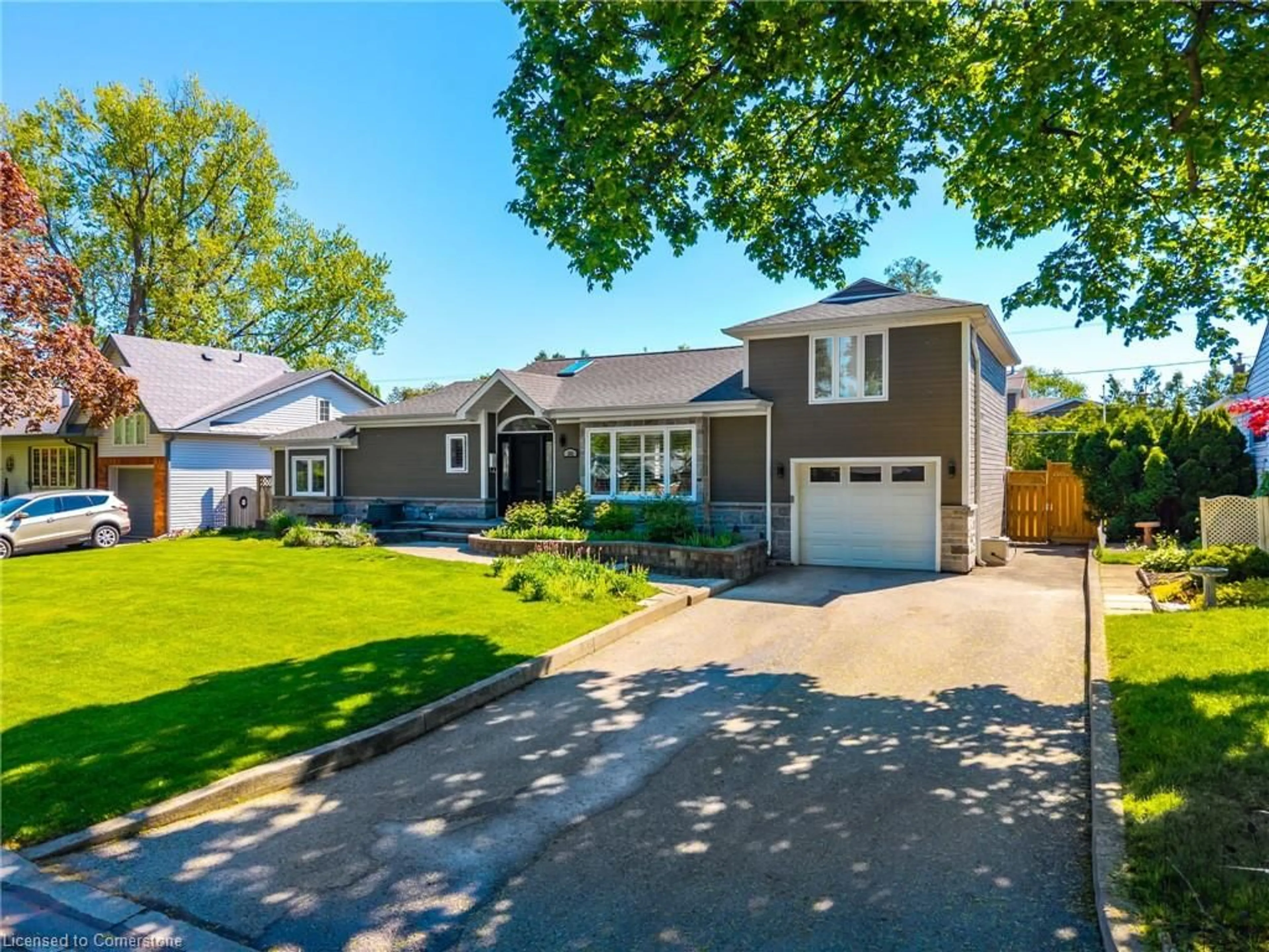 Home with vinyl exterior material, street for 388 Wilson Ave, Burlington Ontario L7L 2M9