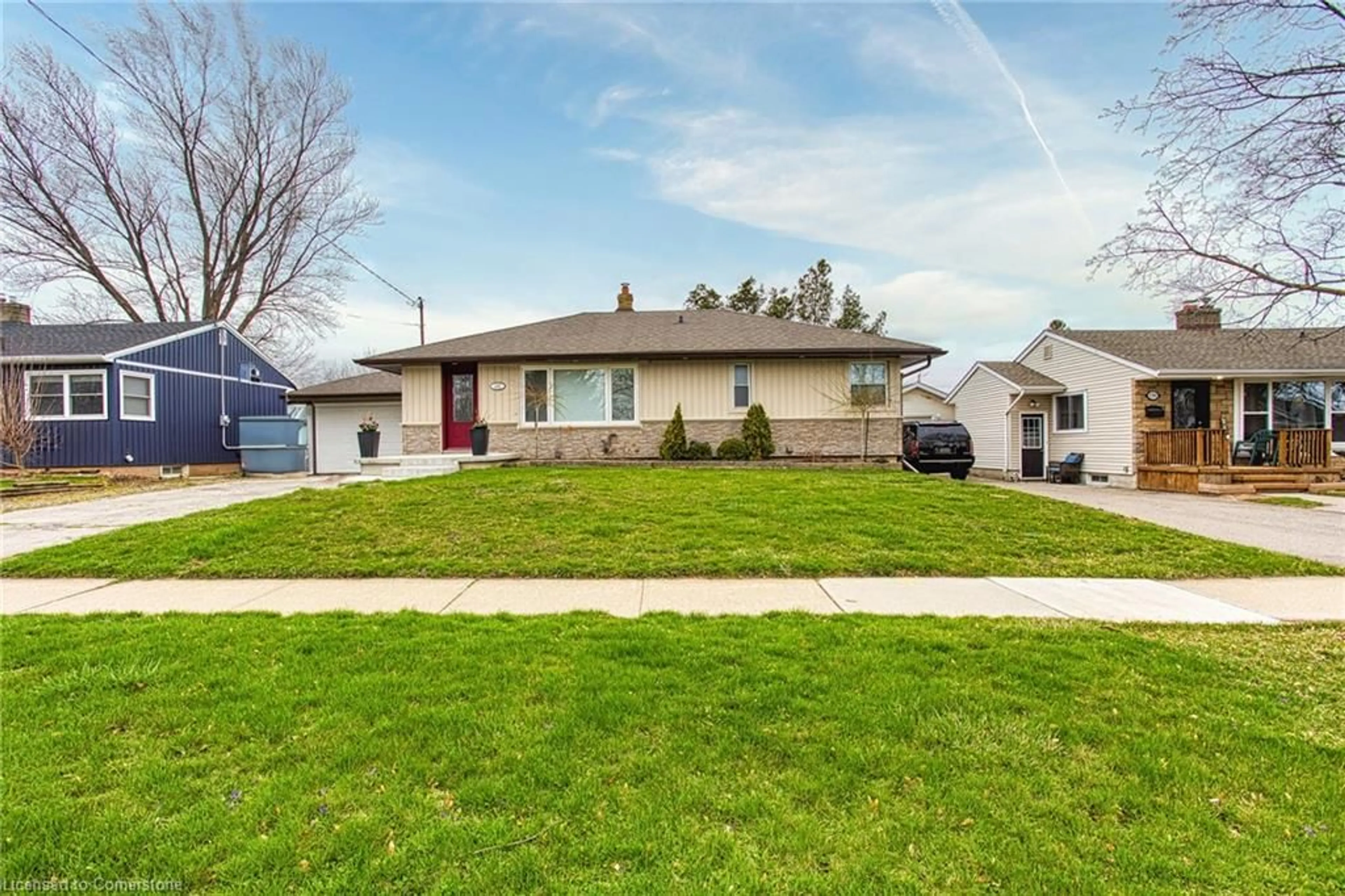 Home with vinyl exterior material, street for 4382 Central Ave, Beamsville Ontario L0R 1B6