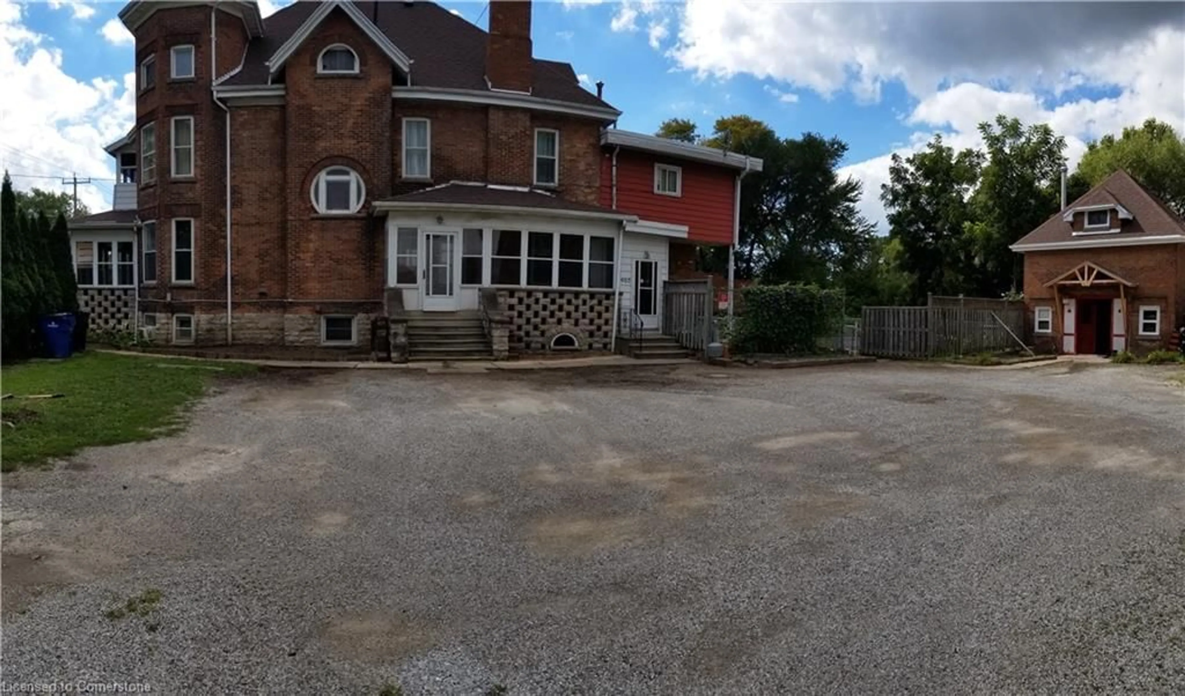 A pic from outside/outdoor area/front of a property/back of a property/a pic from drone, building for 463 King St, Chatham-Kent Ontario N7M 1G6