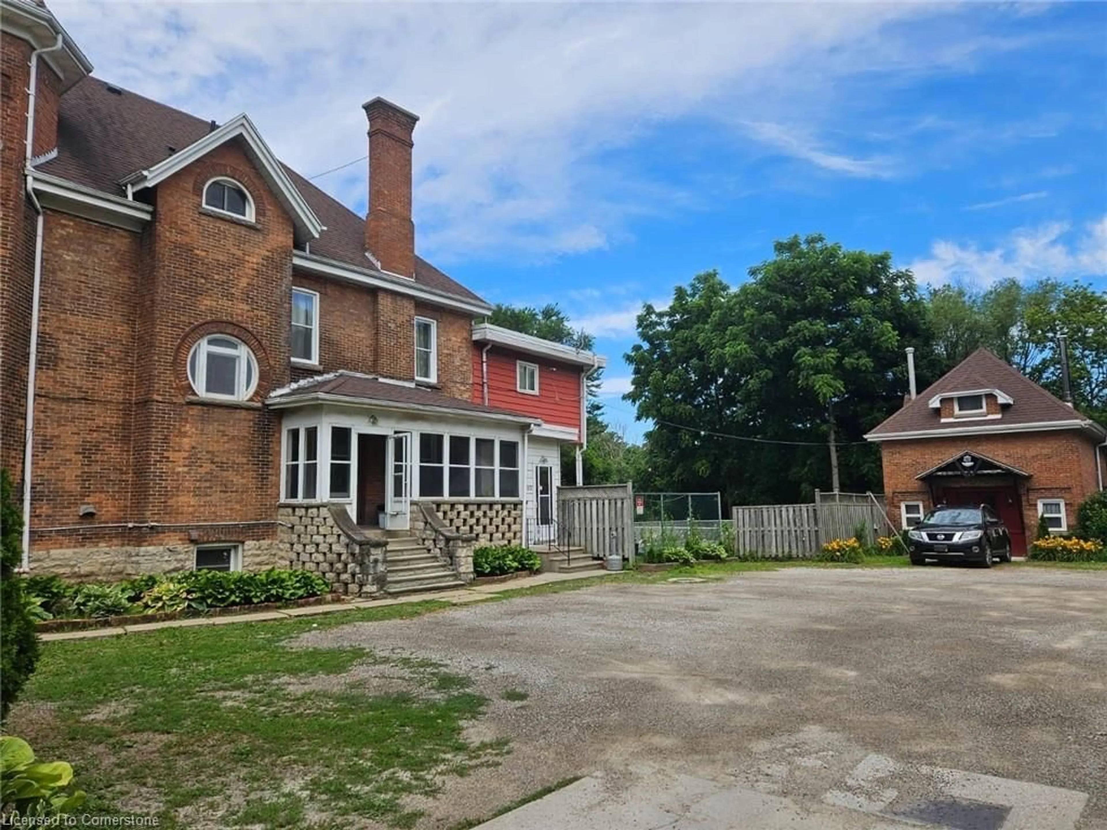 A pic from outside/outdoor area/front of a property/back of a property/a pic from drone, street for 463 King St, Chatham-Kent Ontario N7M 1G6