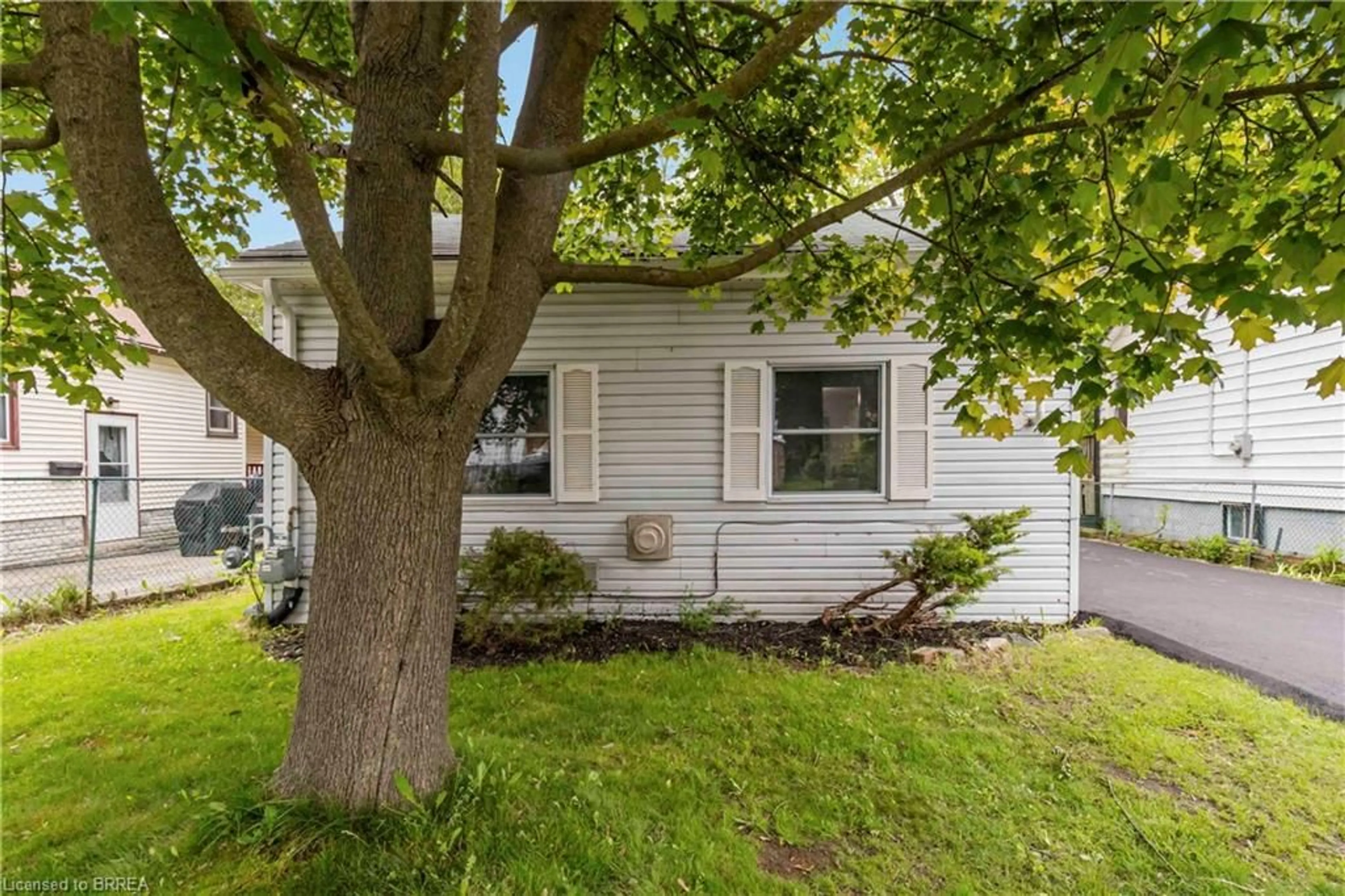 Home with vinyl exterior material, street for 235 Owen St, Simcoe Ontario N3Y 2V1
