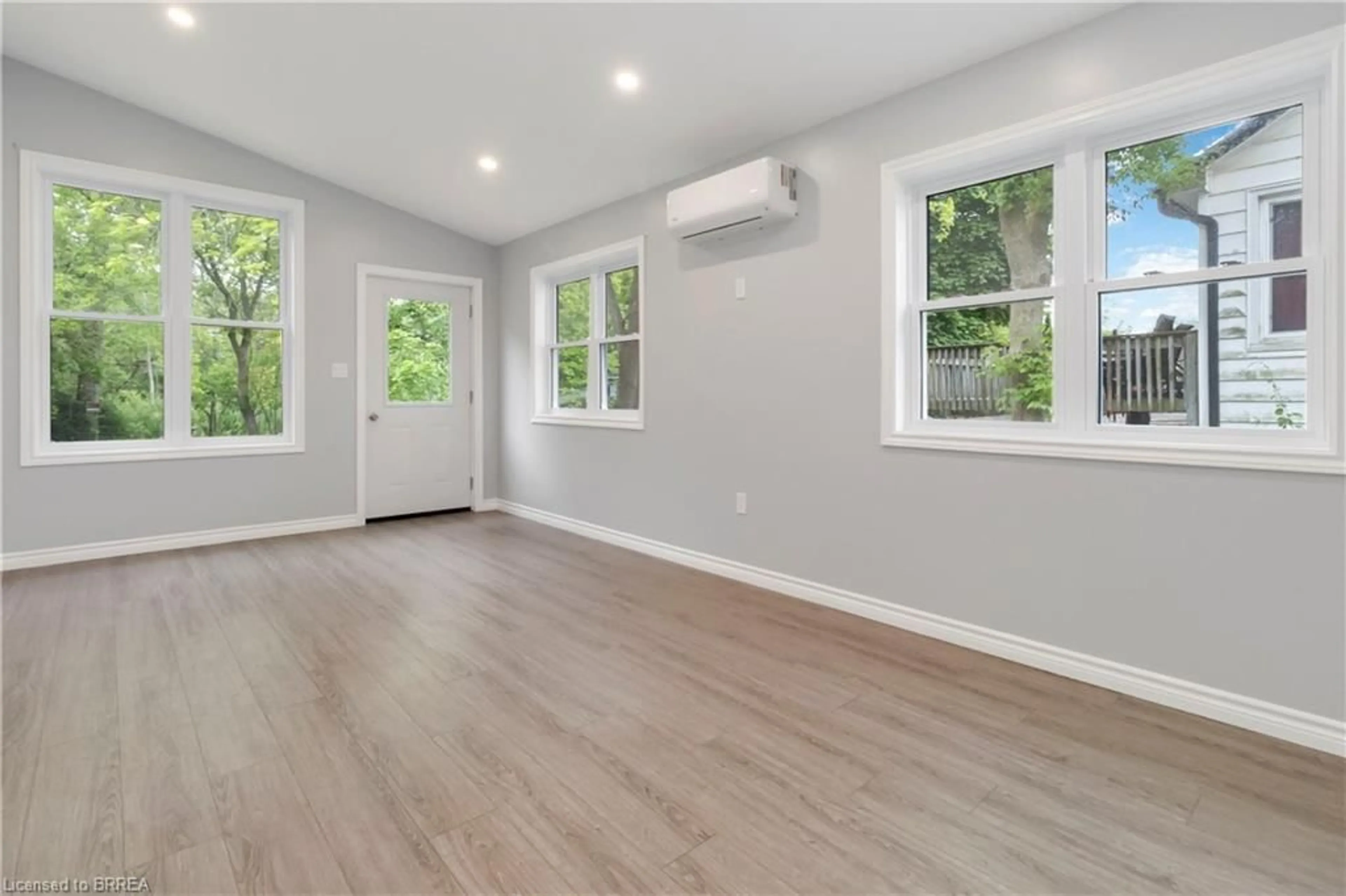 A pic of a room for 235 Owen St, Simcoe Ontario N3Y 2V1