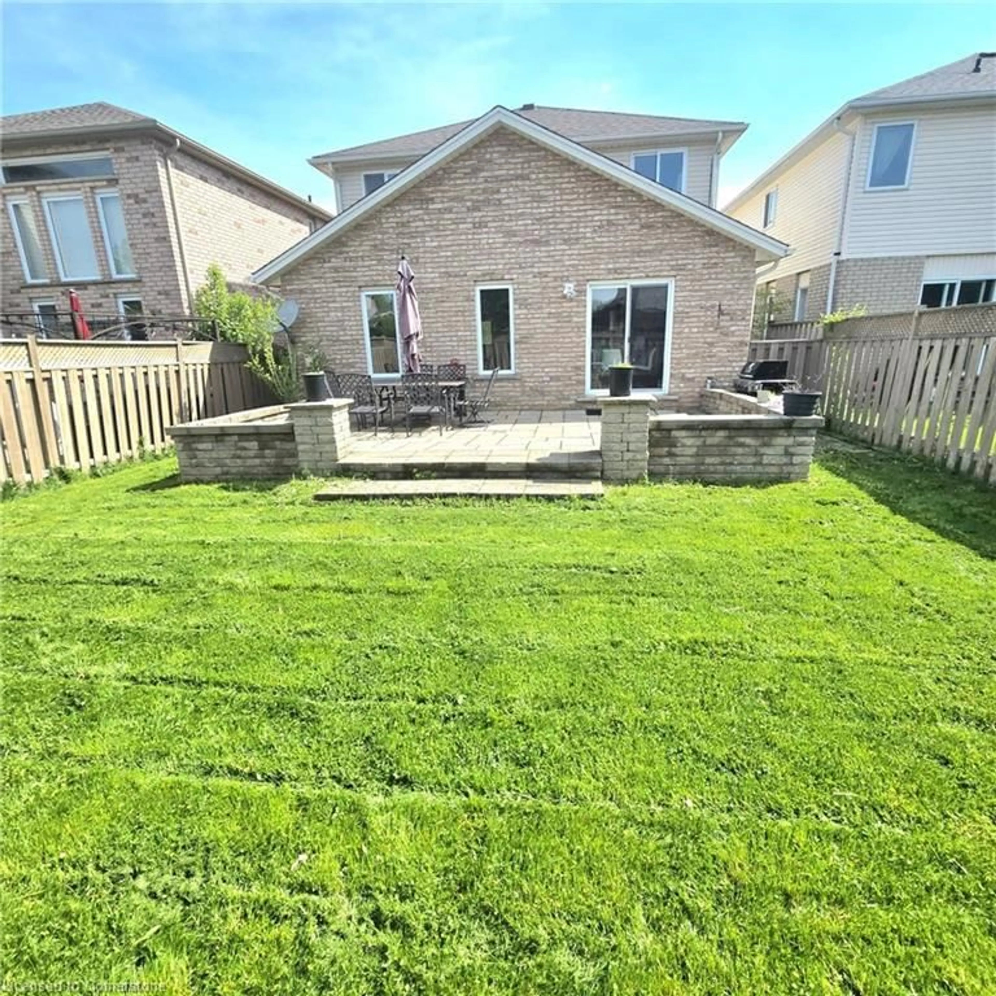 Patio, street for 830 Brandenburg Blvd, Waterloo Ontario N2T 2X3