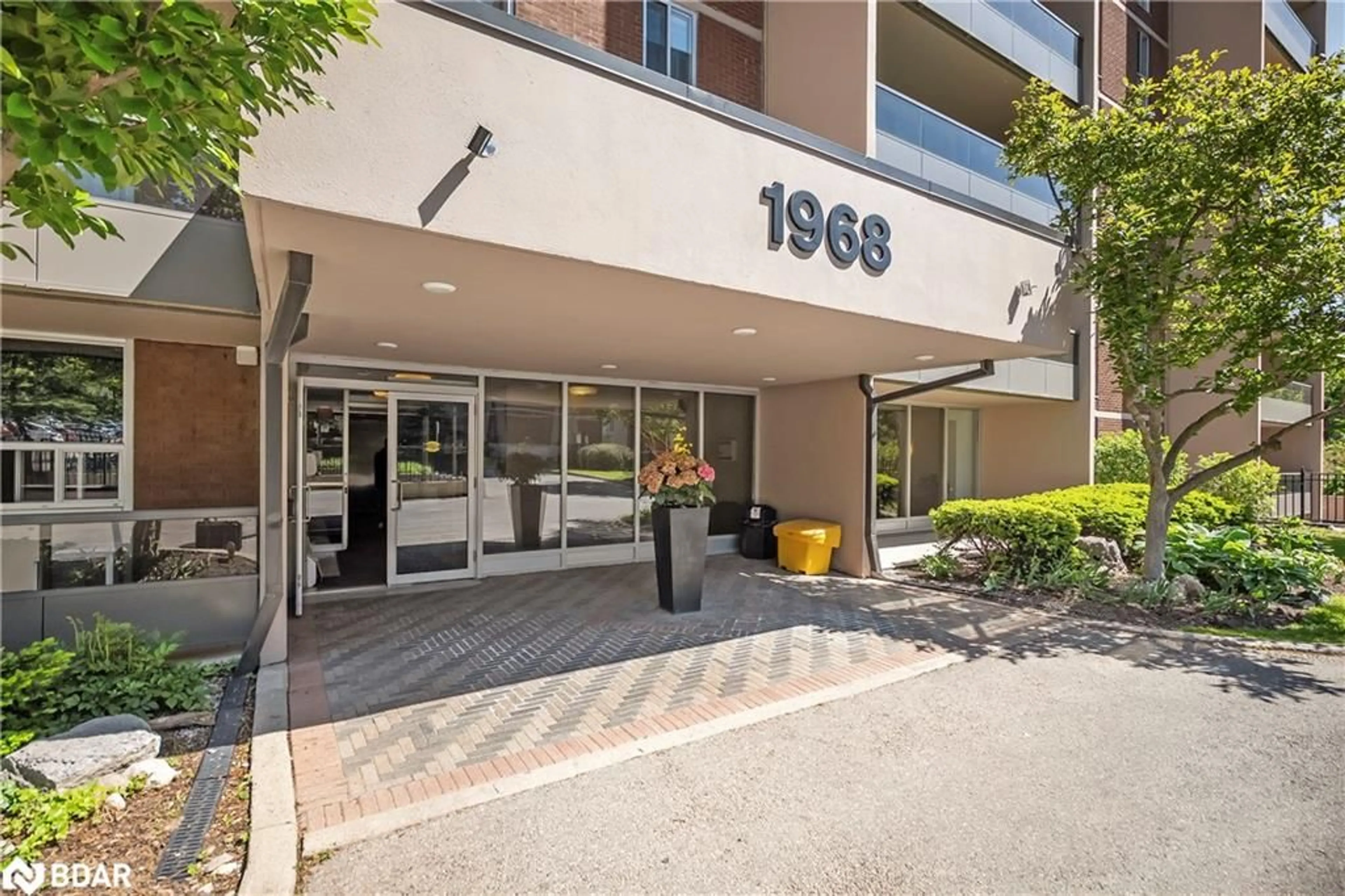 Indoor foyer for 1968 Main St #1004, Hamilton Ontario L8S 1J7