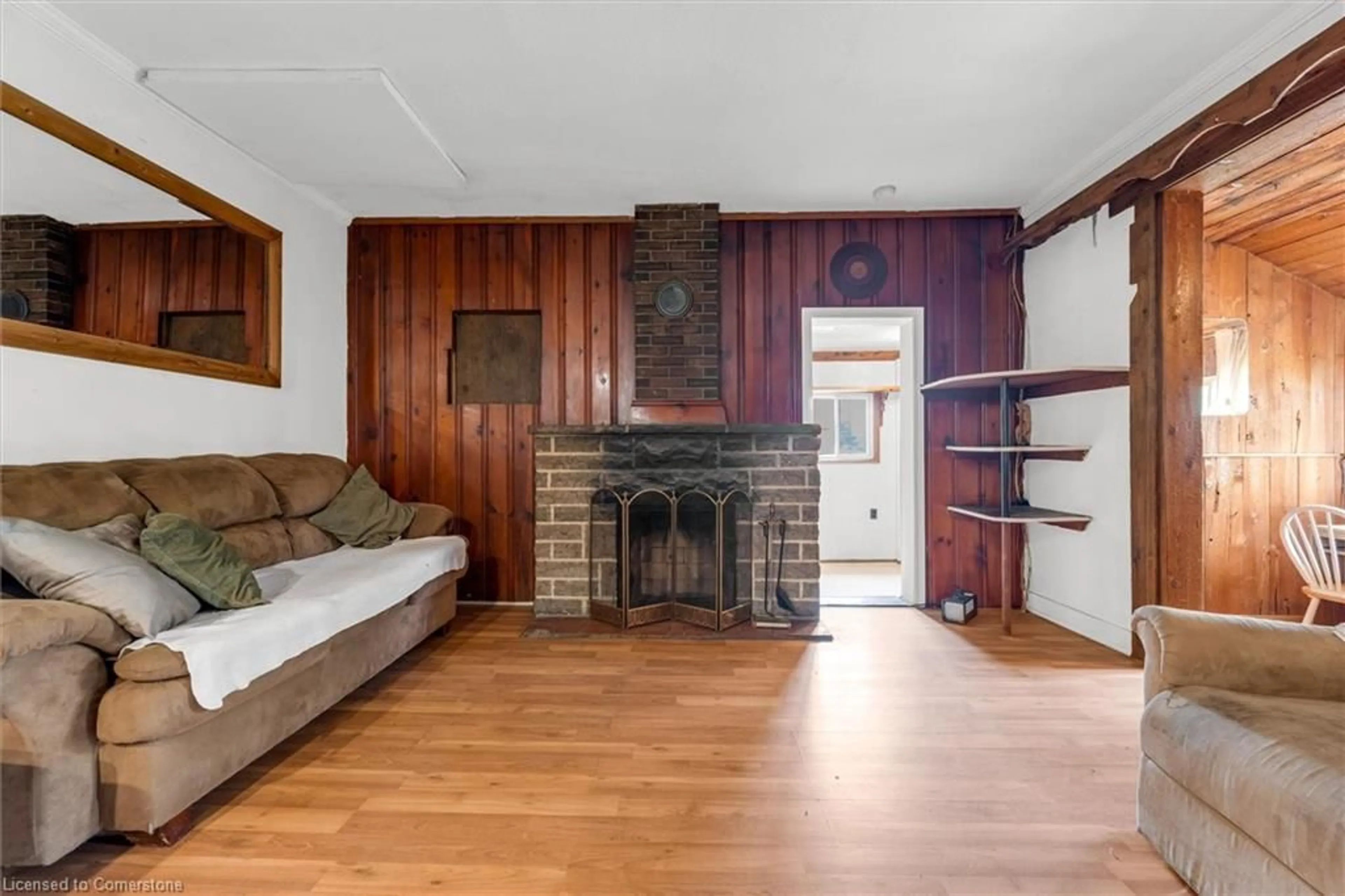 Living room with furniture, wood/laminate floor for 382 Beach Blvd, Hamilton Ontario L8H 6W7