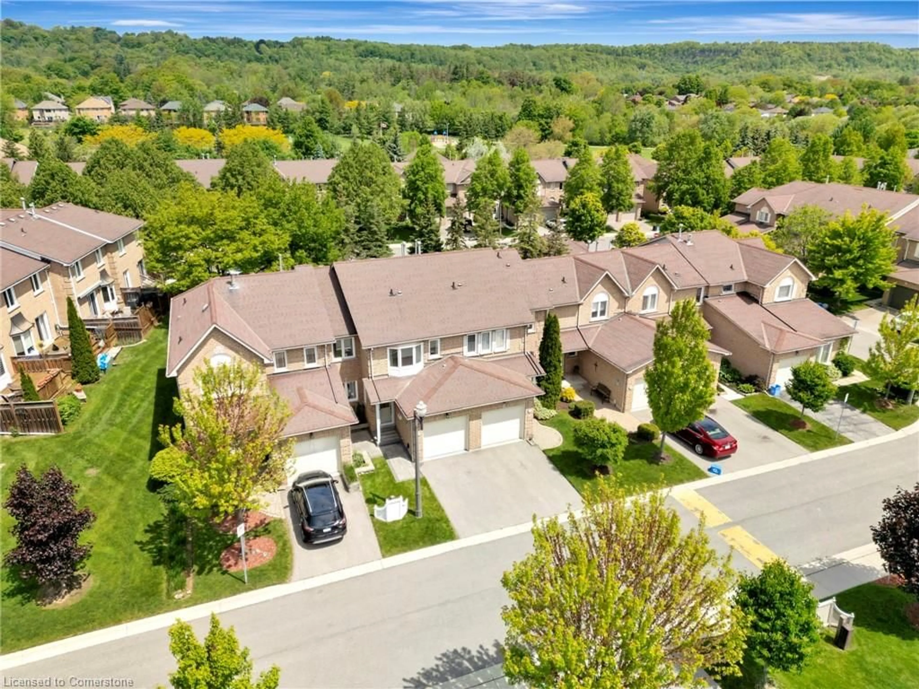 A pic from outside/outdoor area/front of a property/back of a property/a pic from drone, unknown for 11 Pirie Dr #72, Dundas Ontario L9H 6Z6