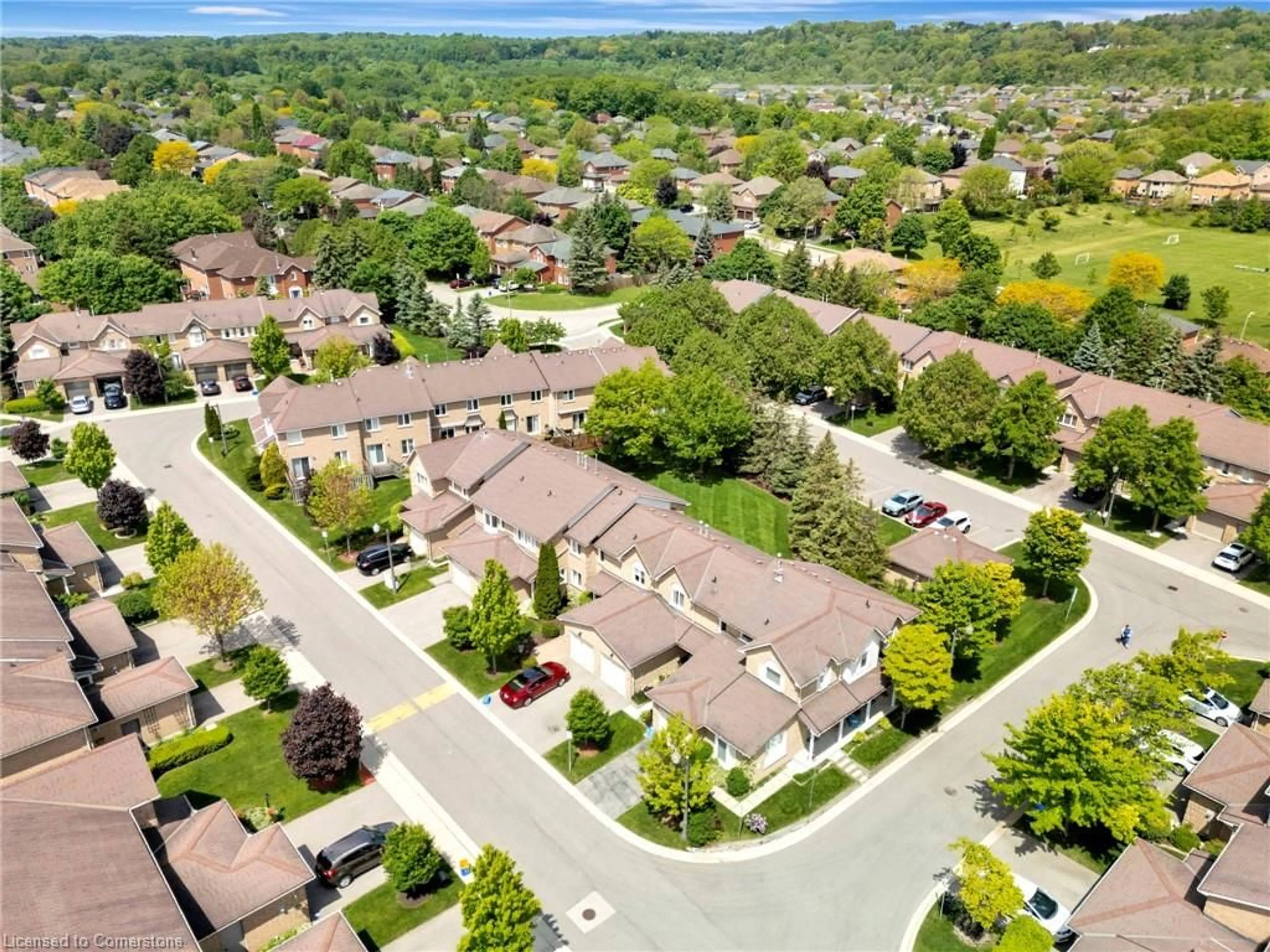 A pic from outside/outdoor area/front of a property/back of a property/a pic from drone, street for 11 Pirie Dr #72, Dundas Ontario L9H 6Z6