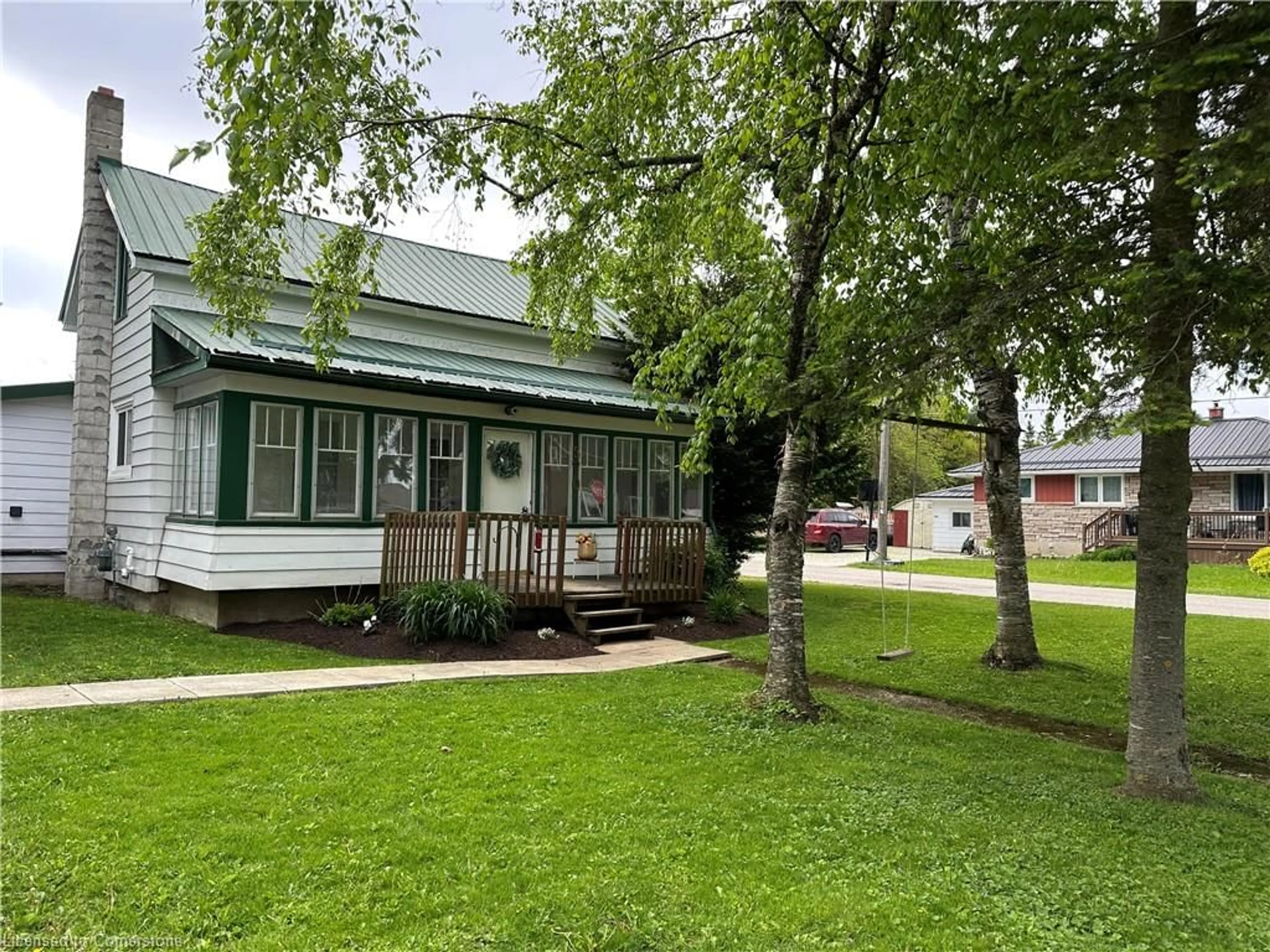 A pic from outside/outdoor area/front of a property/back of a property/a pic from drone, street for 570 Lowe St, Palmerston Ontario N0G 2P0