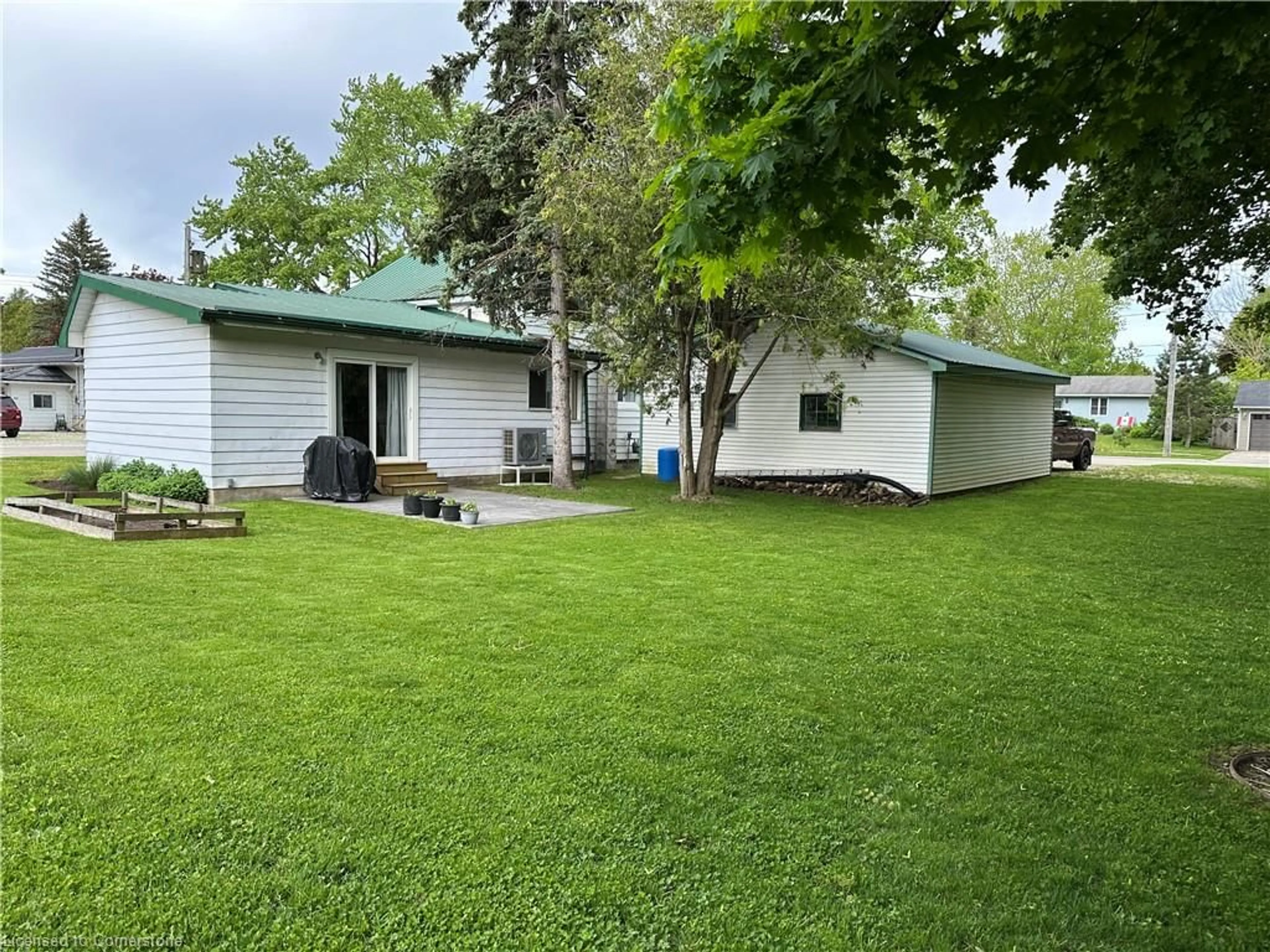 A pic from outside/outdoor area/front of a property/back of a property/a pic from drone, unknown for 570 Lowe St, Palmerston Ontario N0G 2P0