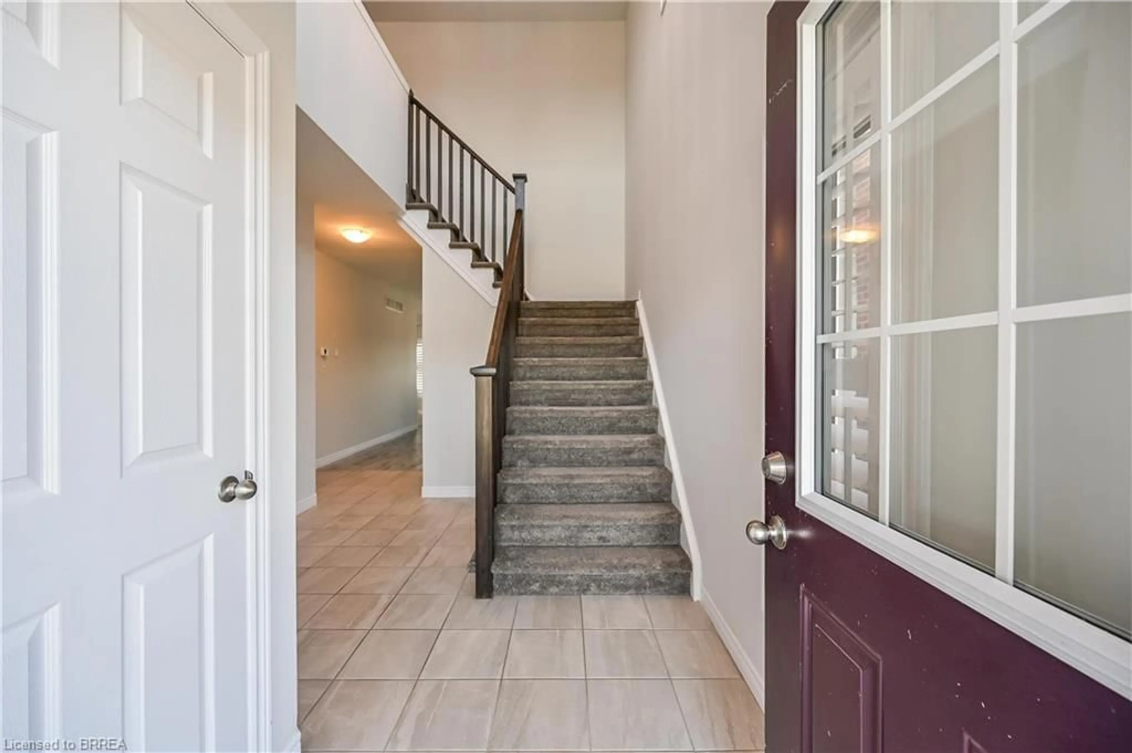 Indoor foyer for 29 Newstead Rd, Paris Ontario N3L 0G2