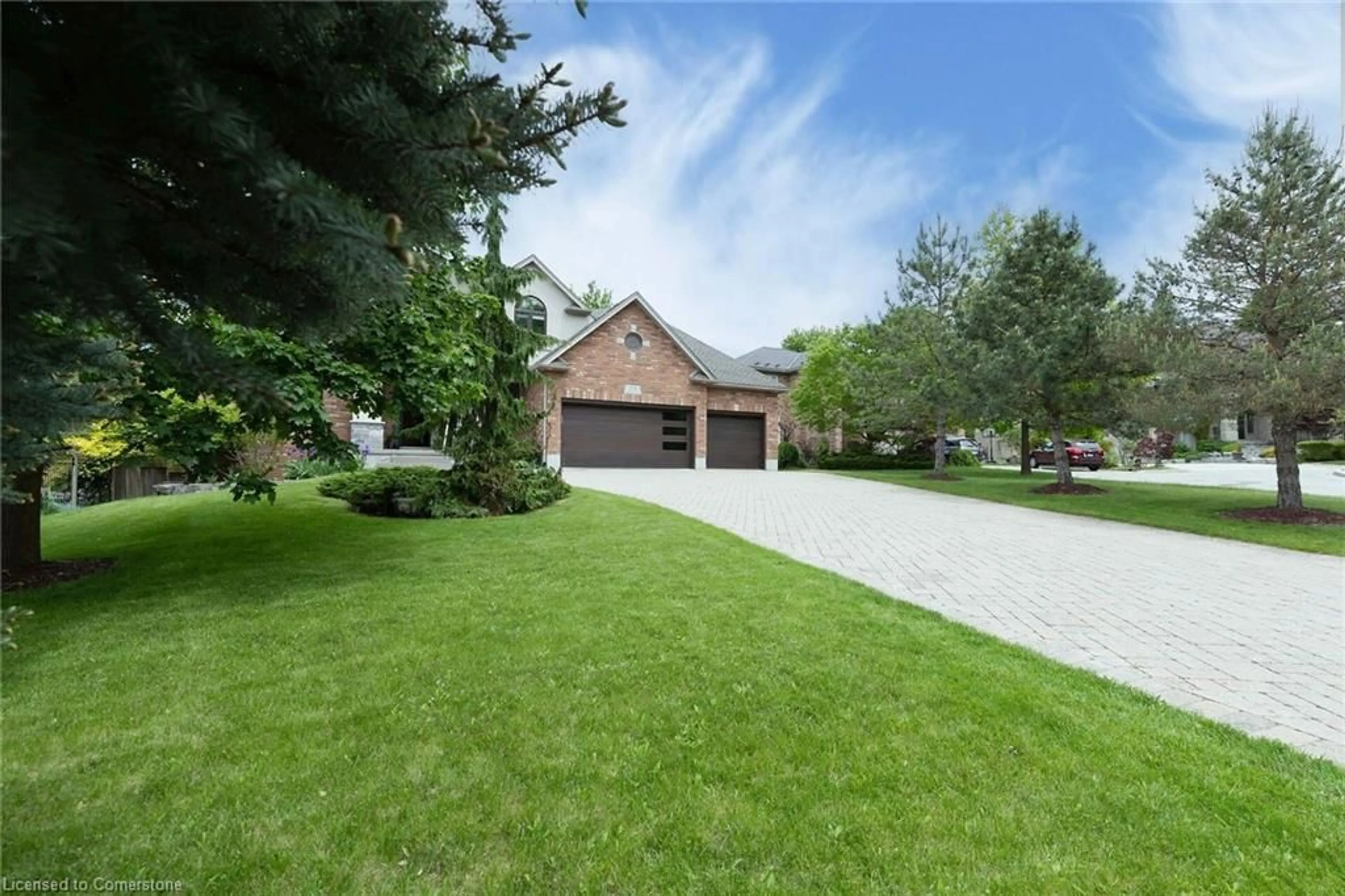 A pic from outside/outdoor area/front of a property/back of a property/a pic from drone, street for 108 Dirksen Crt, Kitchener Ontario N2P 2M1