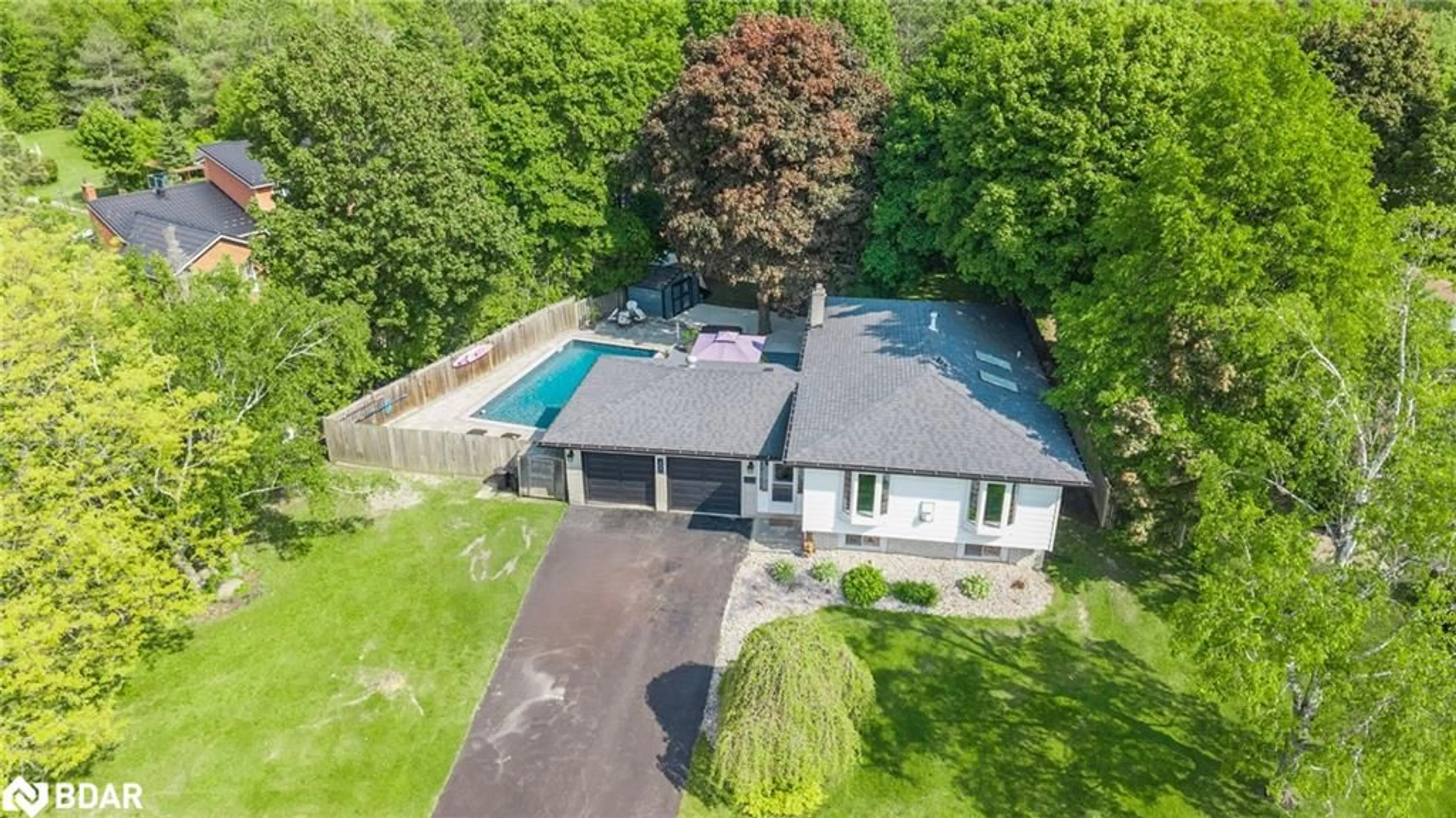 A pic from outside/outdoor area/front of a property/back of a property/a pic from drone, unknown for 200 Hickory Lane, Barrie Ontario L4N 4J8