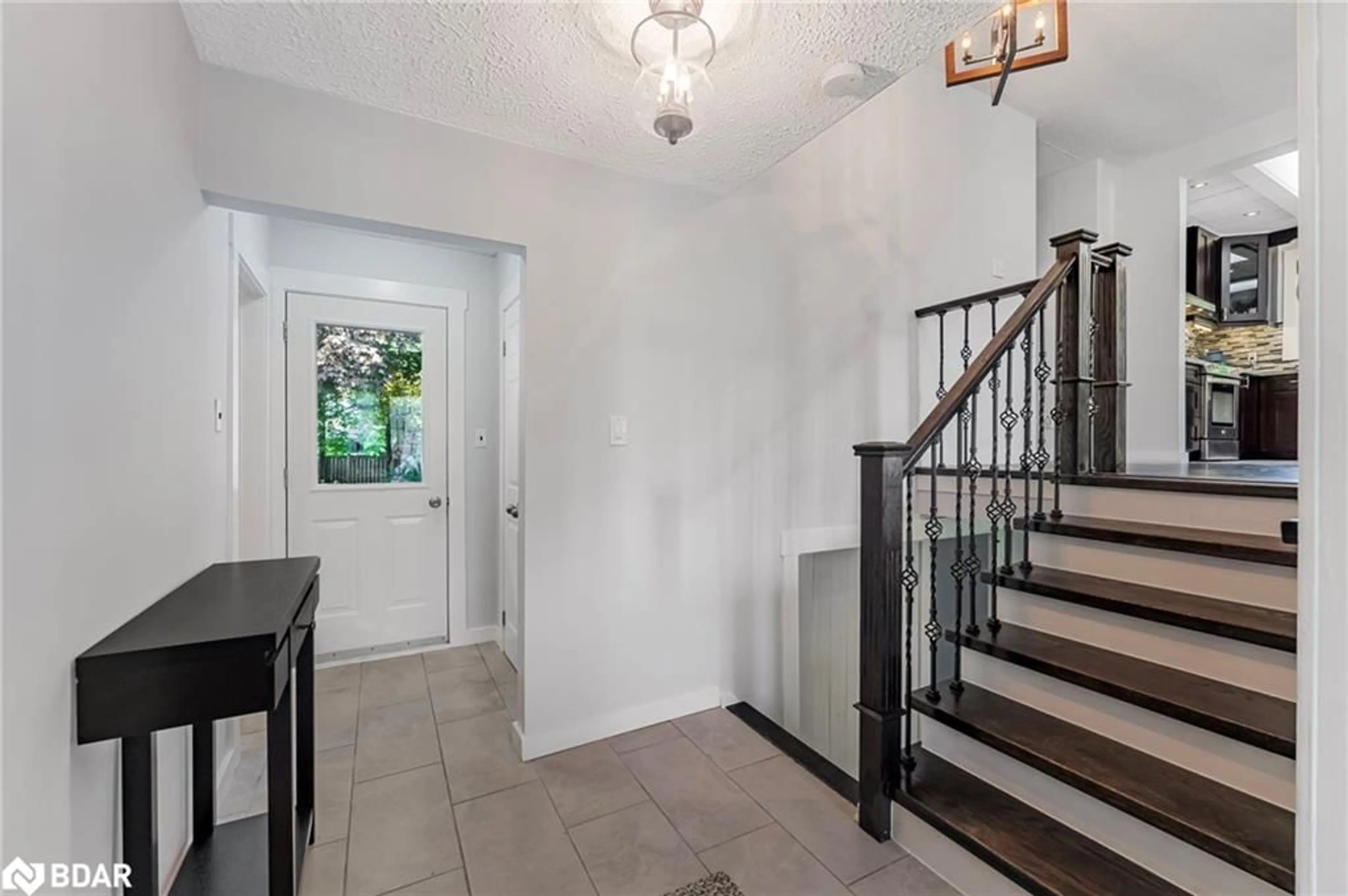 Indoor entryway for 200 Hickory Lane, Barrie Ontario L4N 4J8