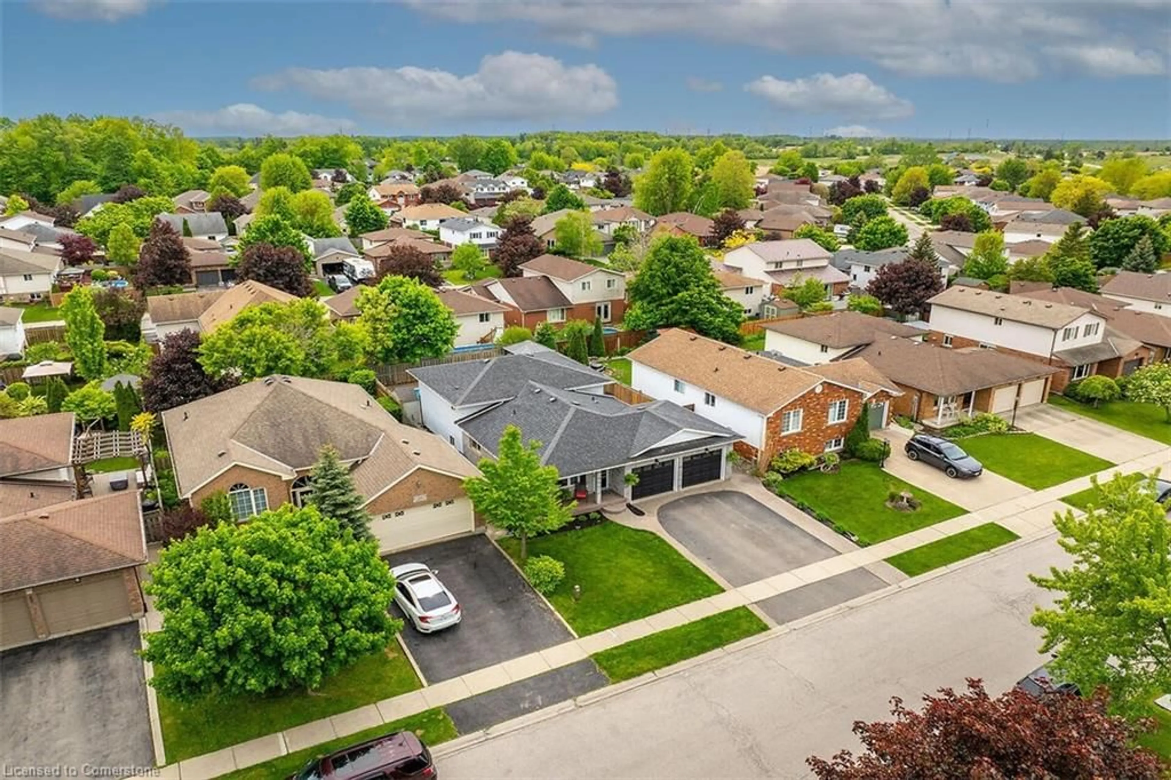 A pic from outside/outdoor area/front of a property/back of a property/a pic from drone, street for 18 Jamieson Dr, Caledonia Ontario N3W 2K6