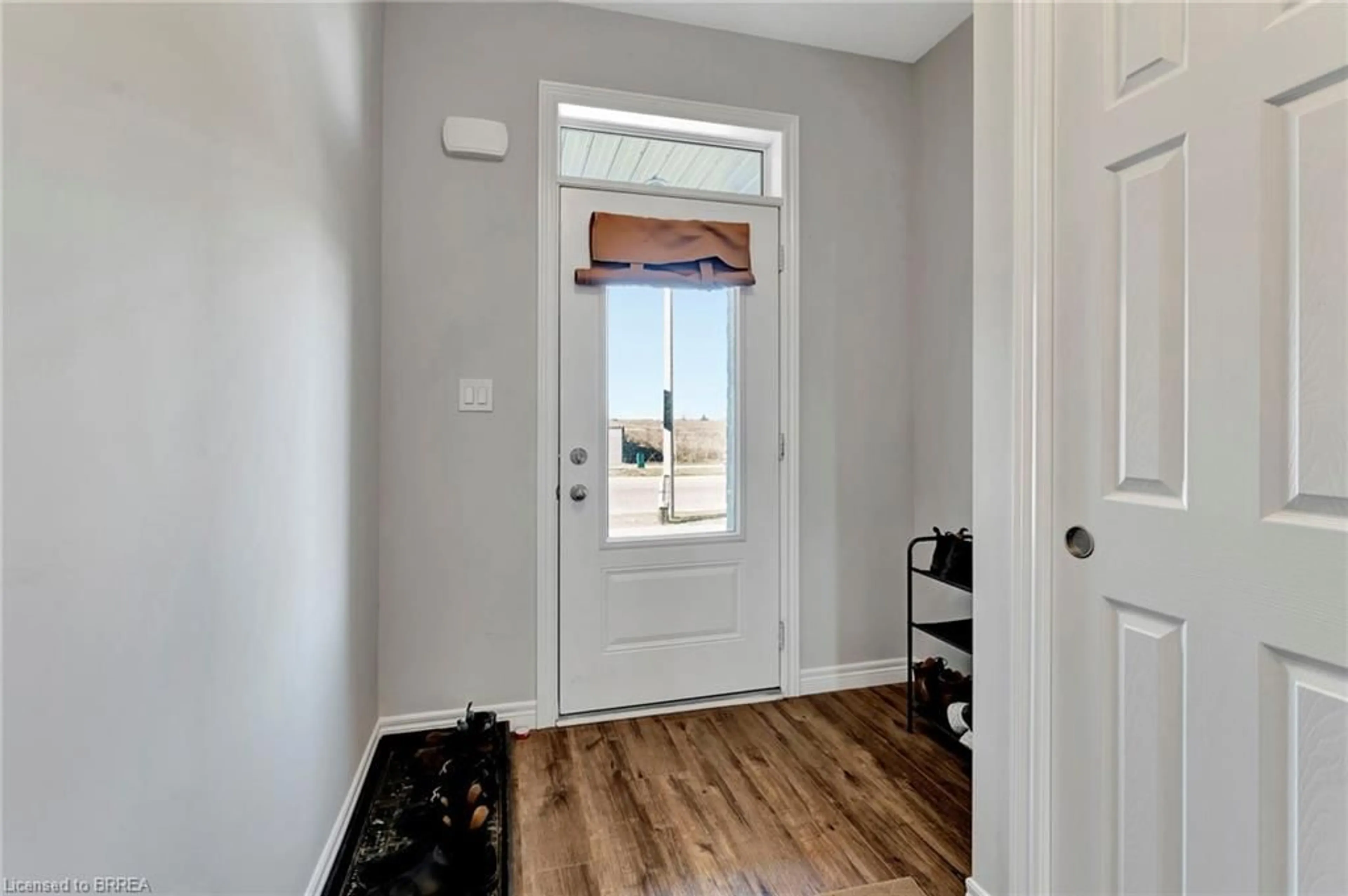 Indoor entryway for 217 Grandville Cir, Paris Ontario N3L 0E8