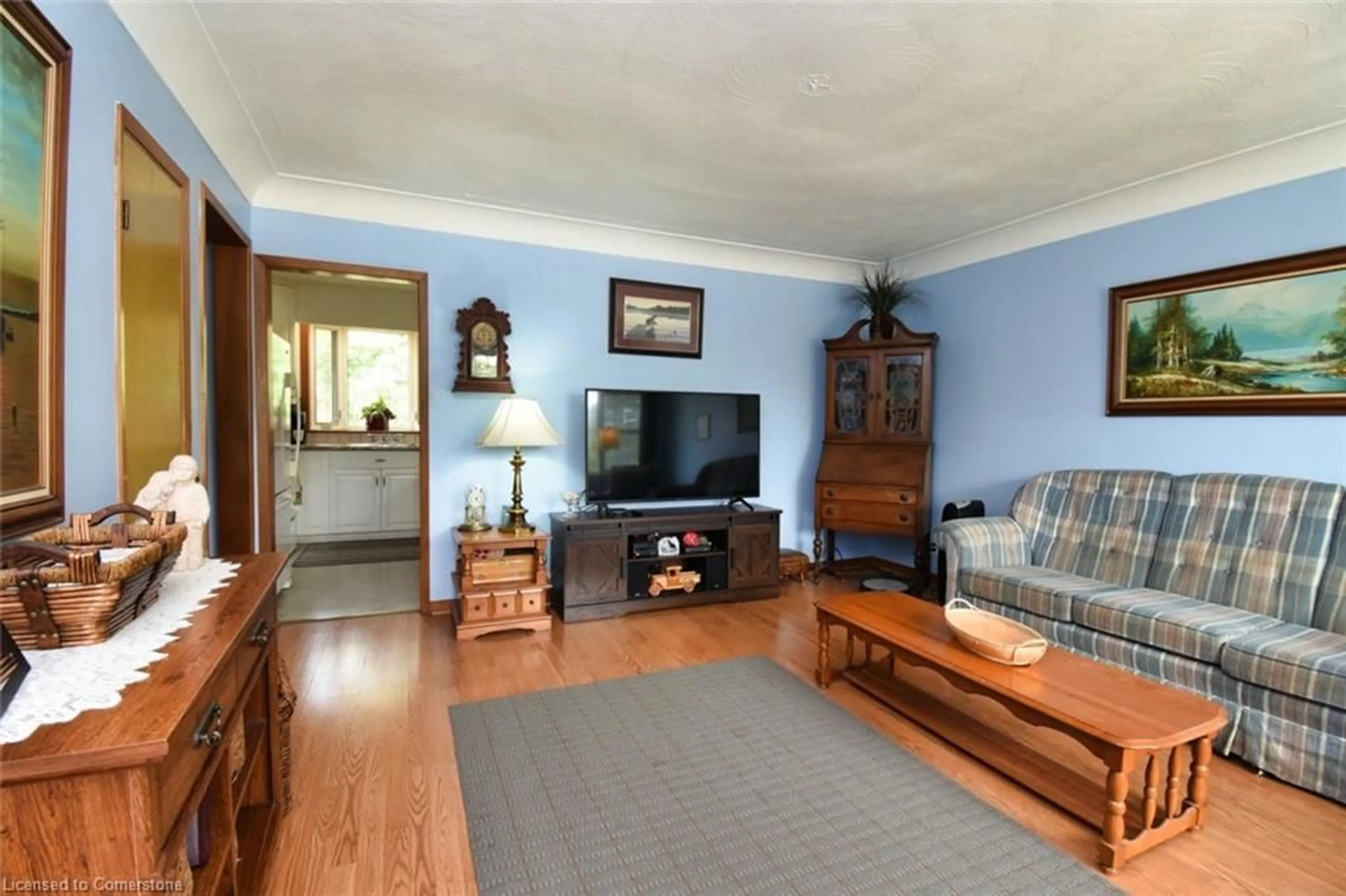 Living room with furniture, wood/laminate floor for 60 Toby Cres, Hamilton Ontario L8T 2N8