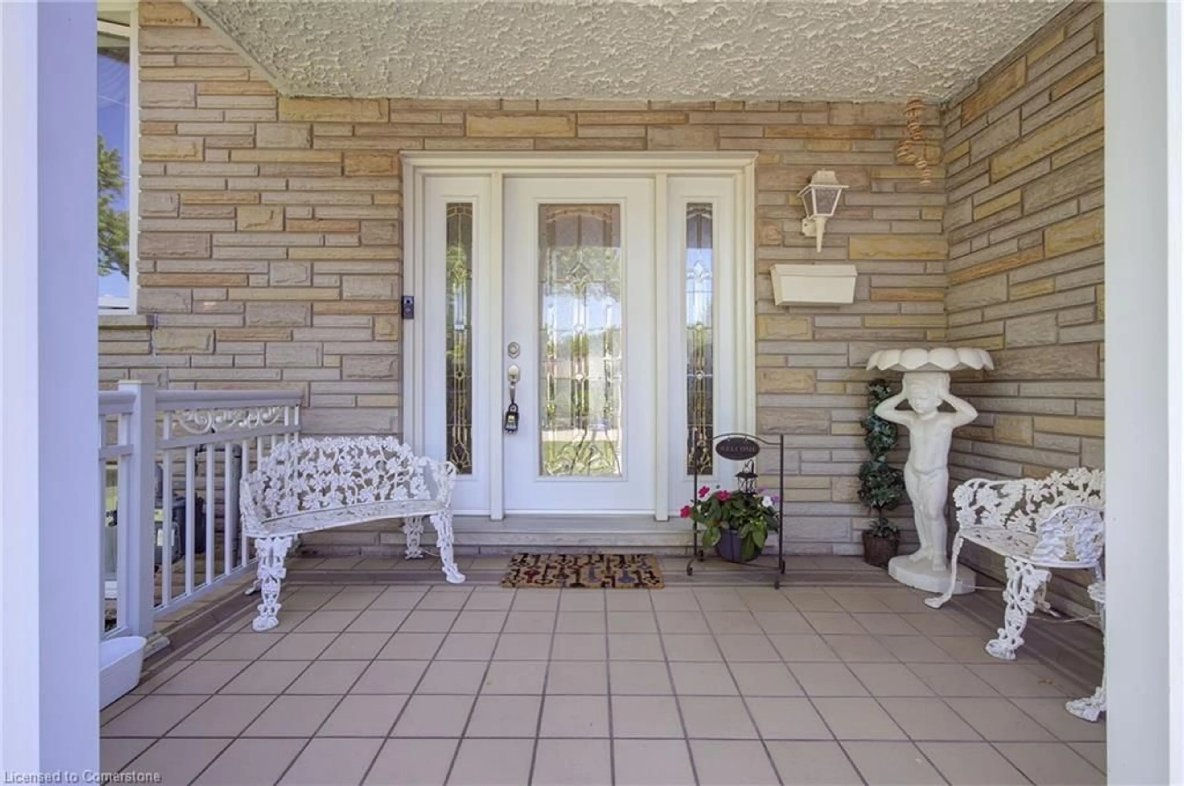 Indoor entryway for 2344 Brinell Ave, Burlington Ontario L7R 3P5