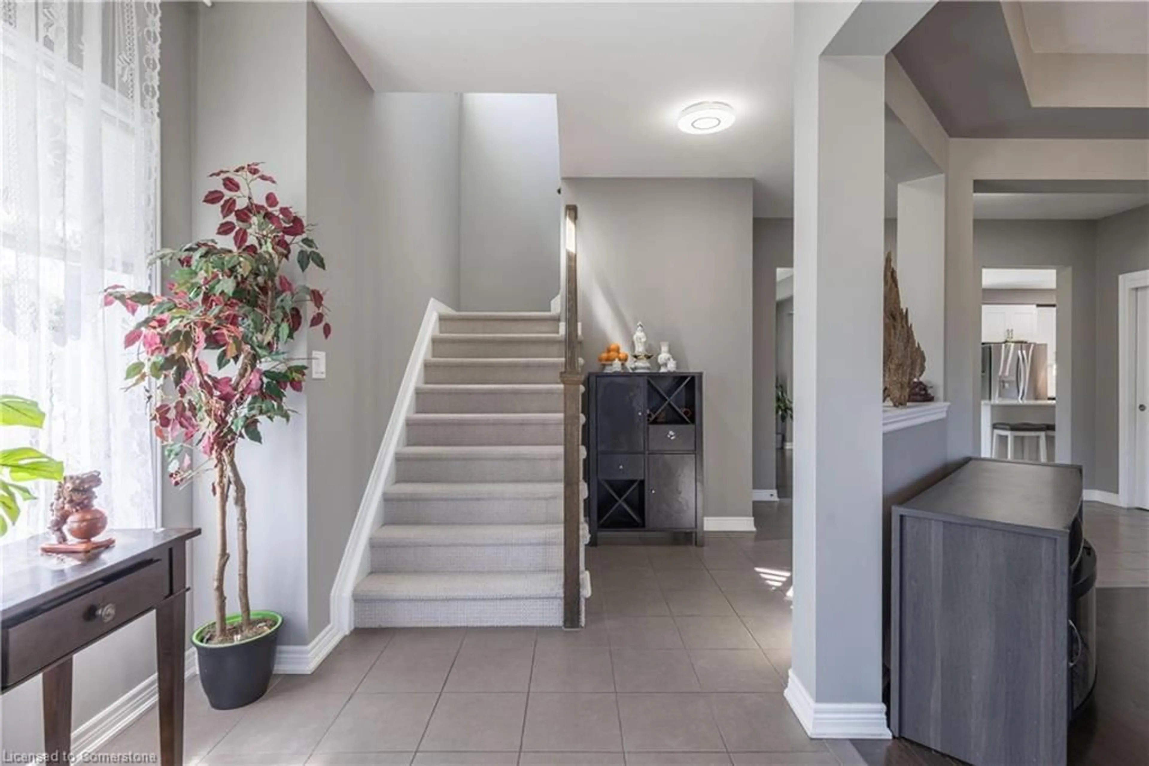 Indoor foyer for 6212 Sam Iorfida Dr, Niagara Falls Ontario L2G 0G9