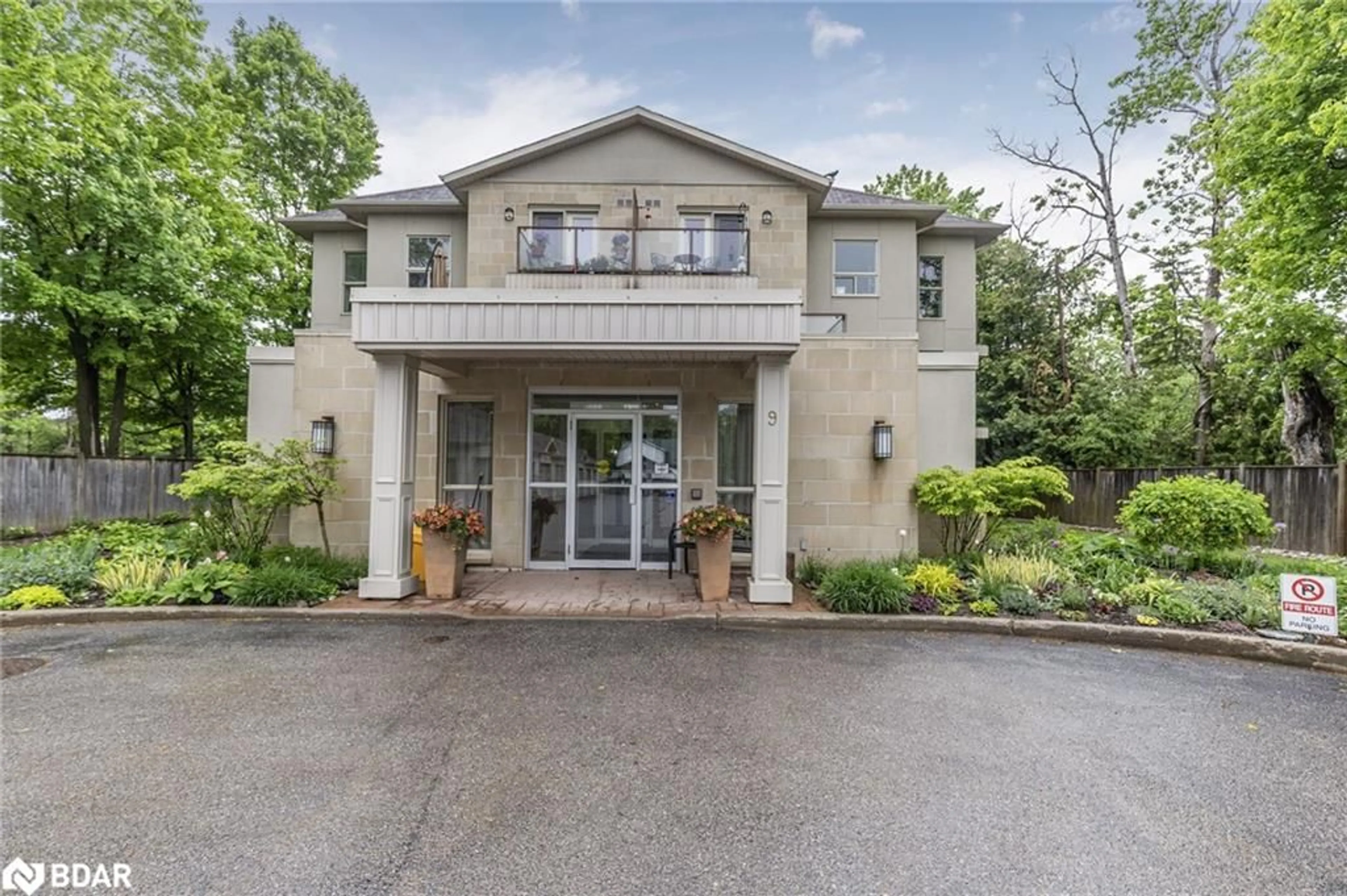 Indoor foyer for 9 Westmount Dr #104, Orillia Ontario L3V 6C8