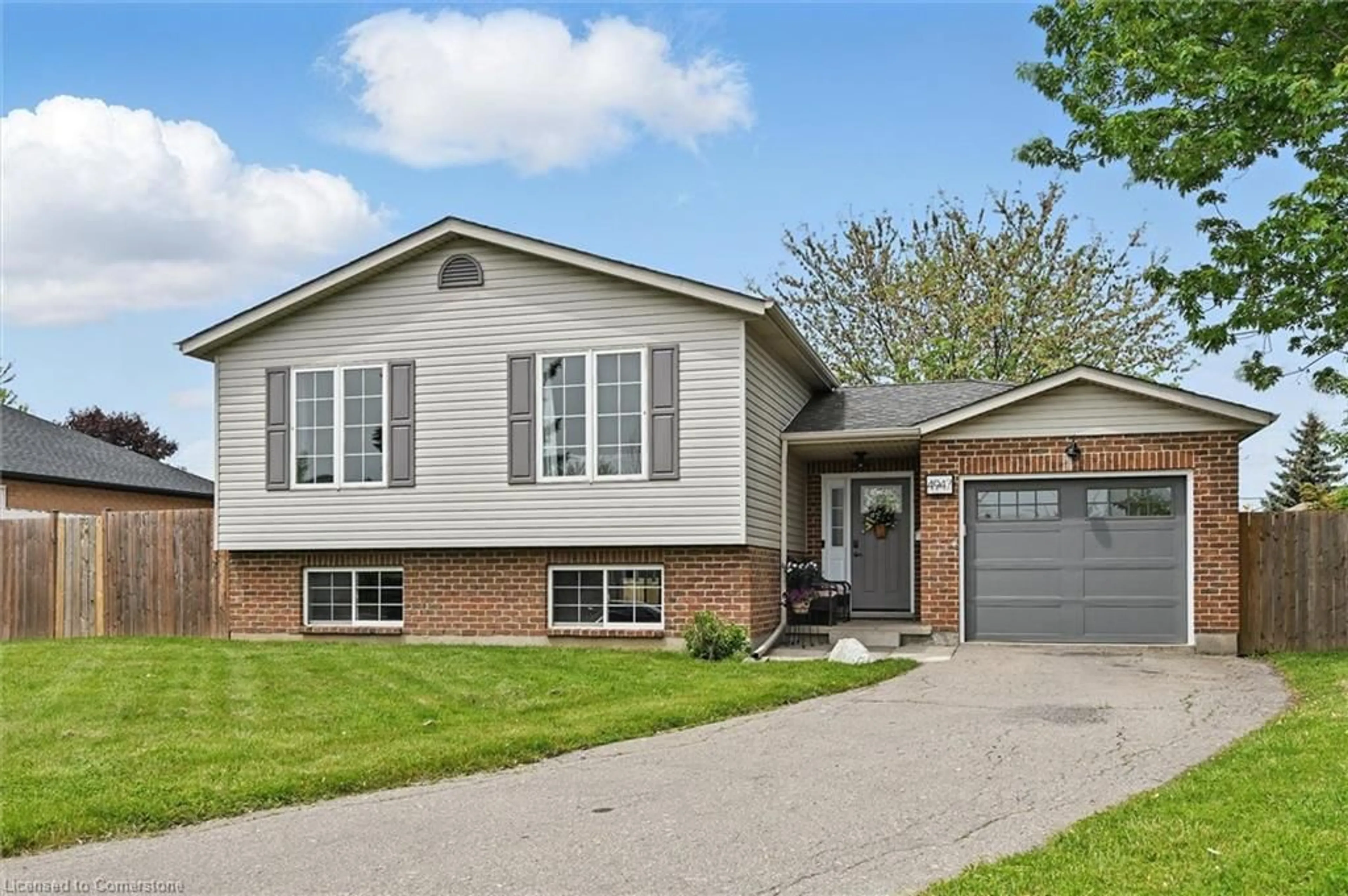 Home with vinyl exterior material, street for 4947 Alexandra Ave, Beamsville Ontario L3J 0C9