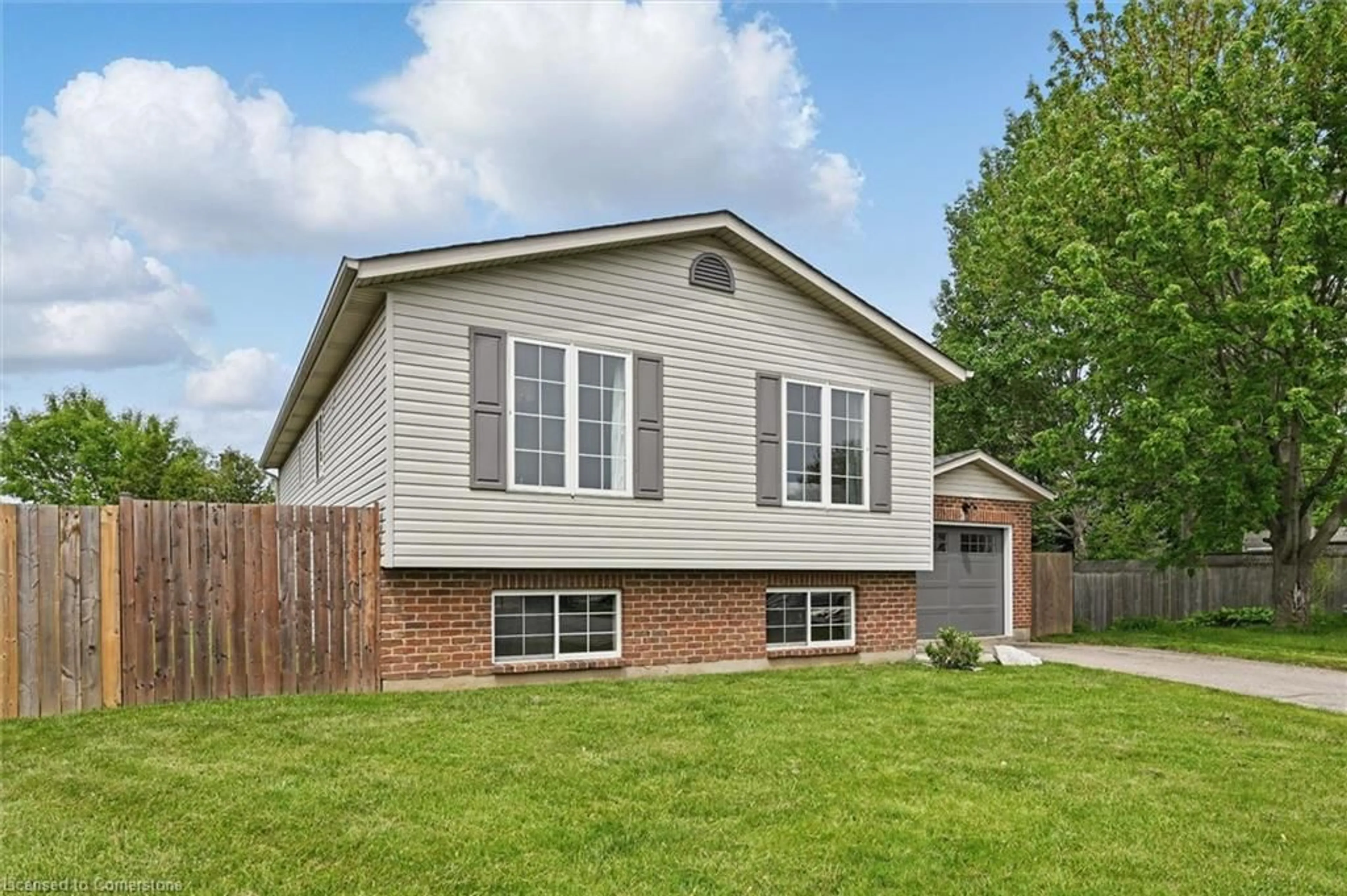 Home with vinyl exterior material, street for 4947 Alexandra Ave, Beamsville Ontario L3J 0C9