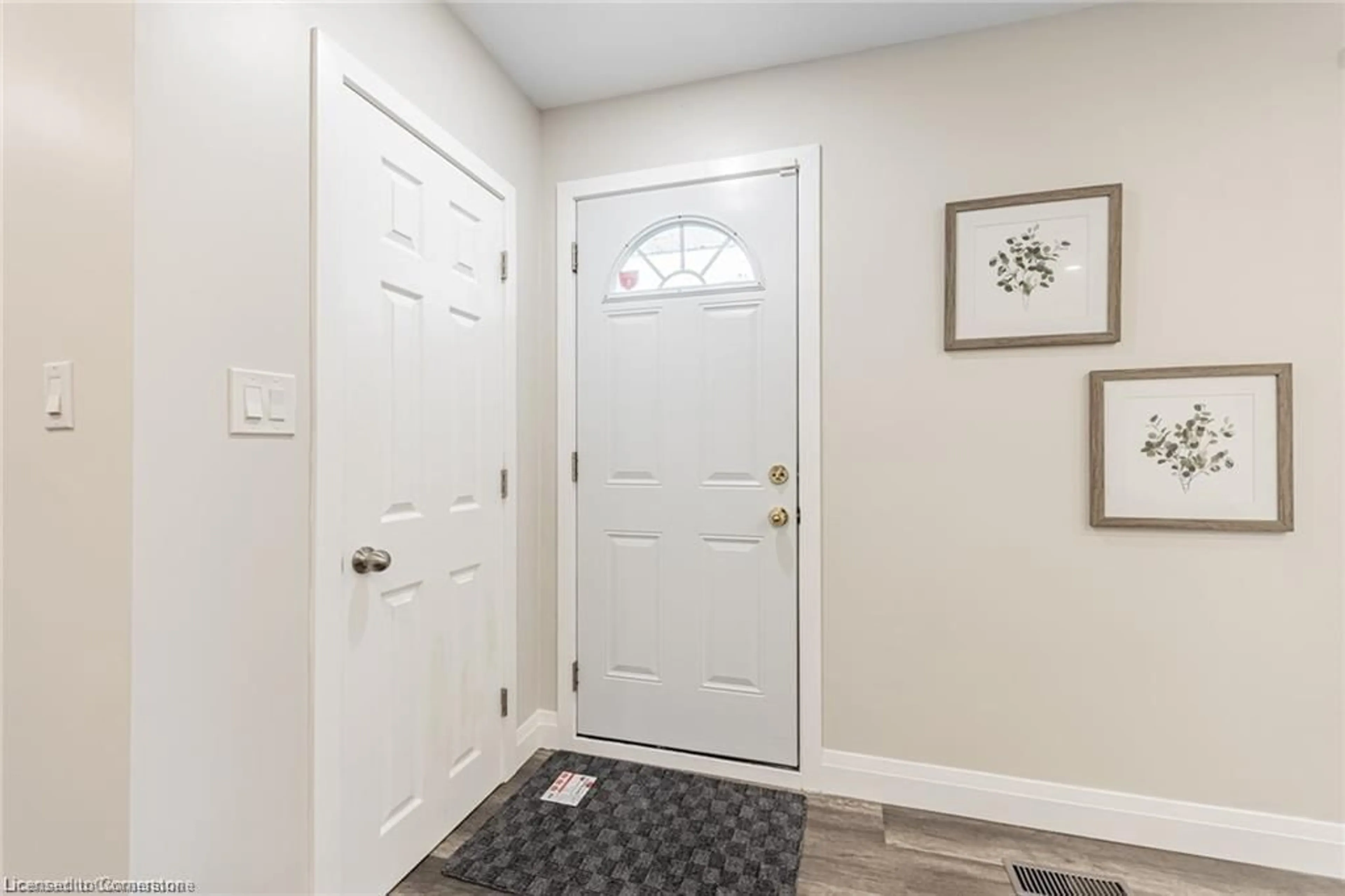 Indoor entryway for 173 West 32nd St, Hamilton Ontario L9C 5H1