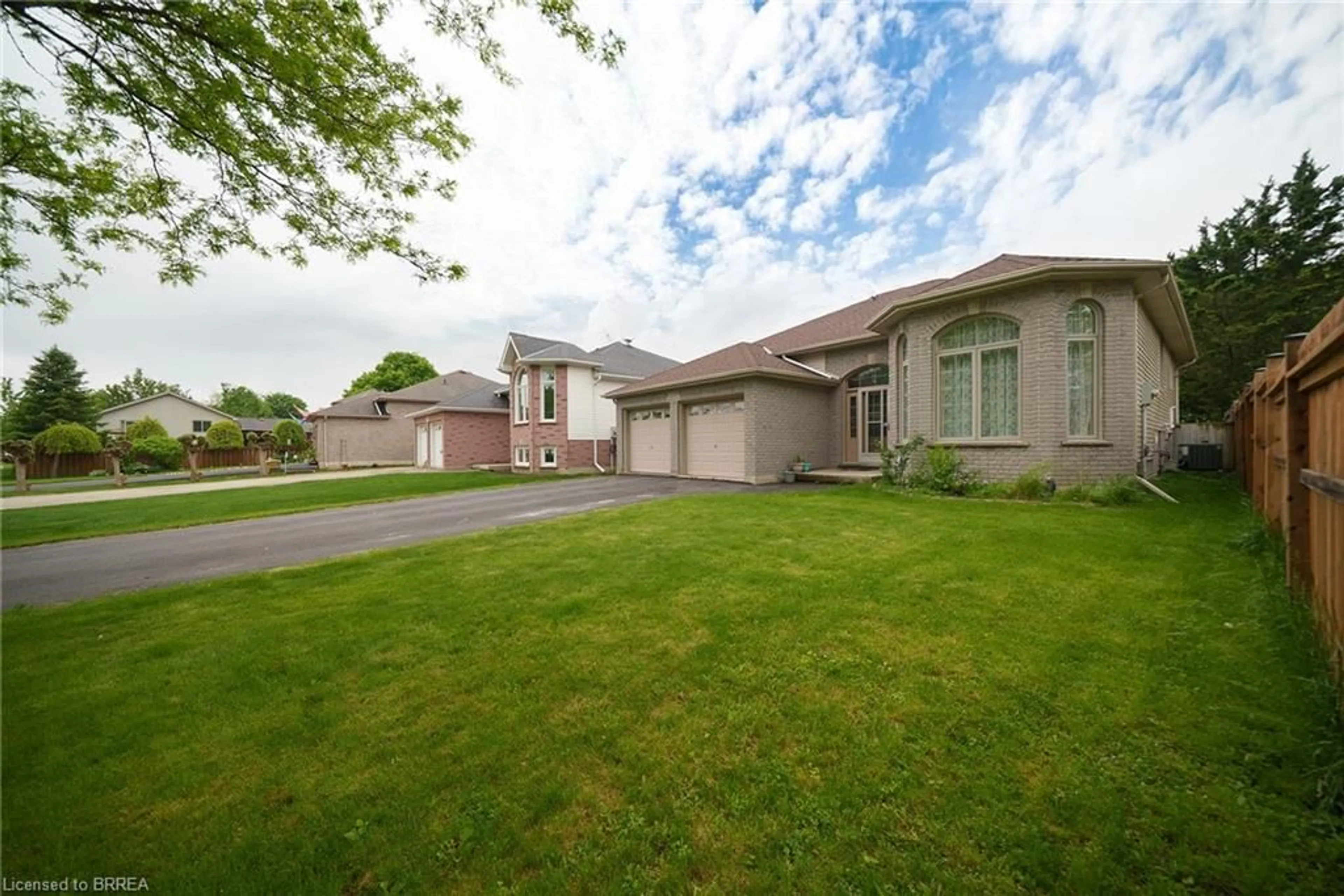 A pic from outside/outdoor area/front of a property/back of a property/a pic from drone, street for 219 Balmoral Dr, Brantford Ontario N3V 1E6
