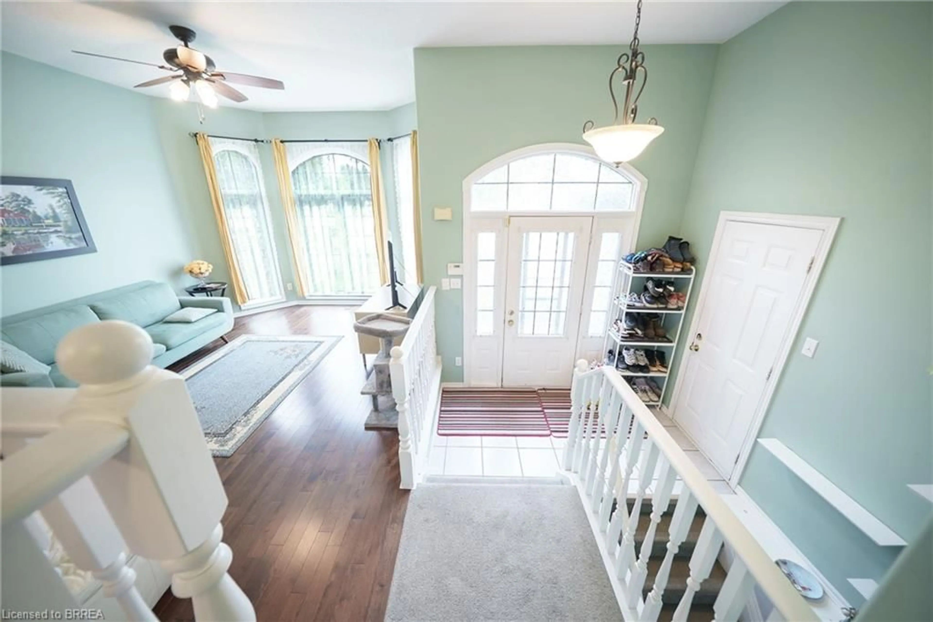 Indoor entryway for 219 Balmoral Dr, Brantford Ontario N3V 1E6