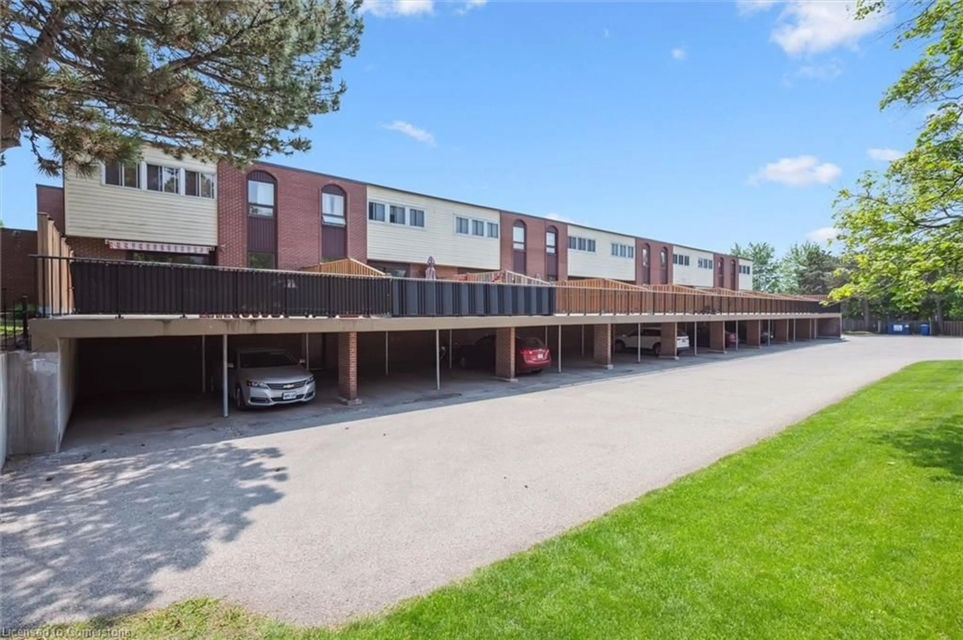 Patio, street for 17 Gibson Dr #5, Kitchener Ontario N2B 2P3